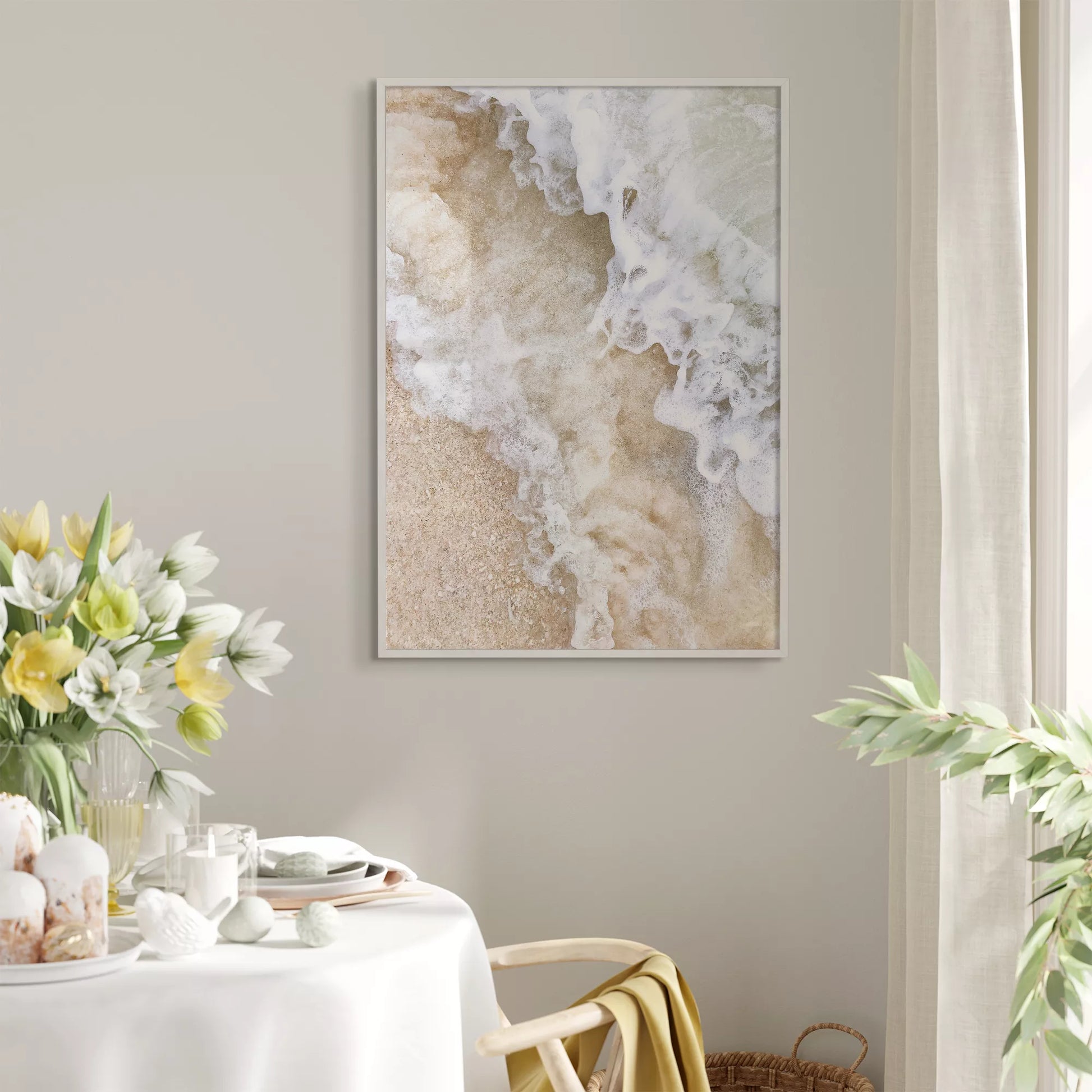 砂浜に打ち寄せる波のアート写真、ベージュと白の自然な色調