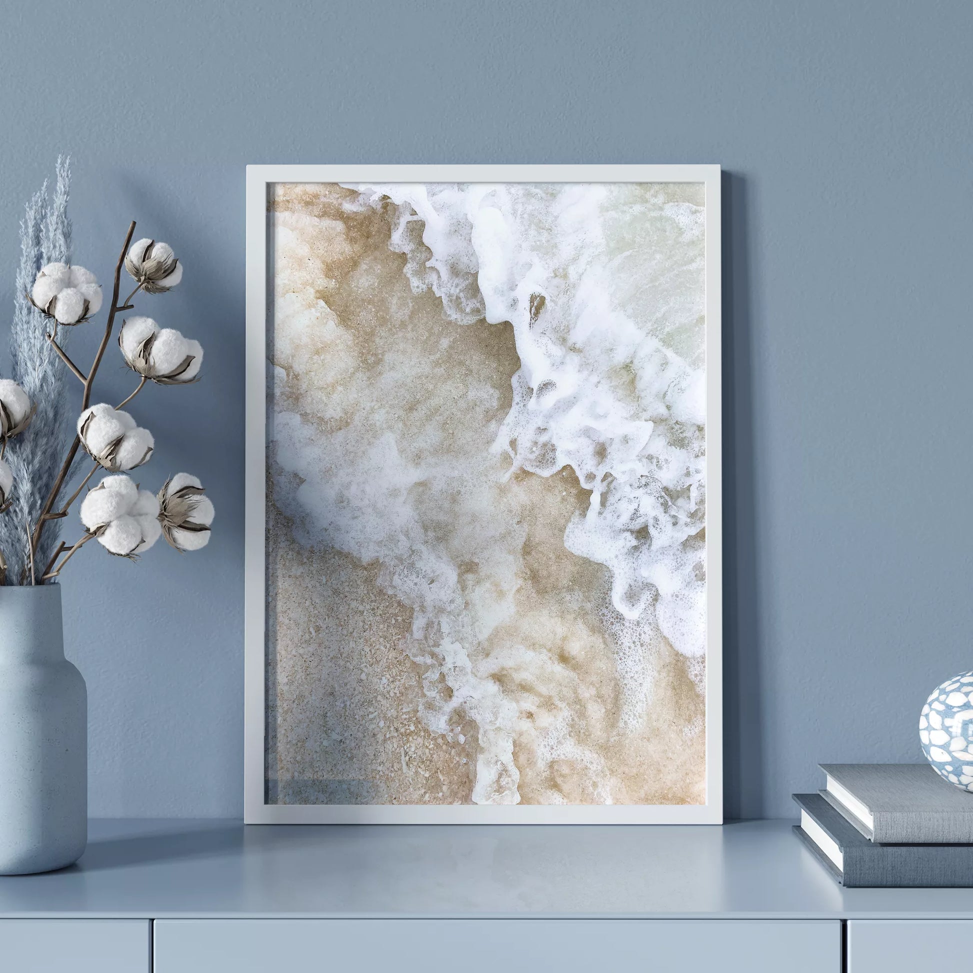 砂浜に打ち寄せる波のアート写真、ベージュと白の自然な色調