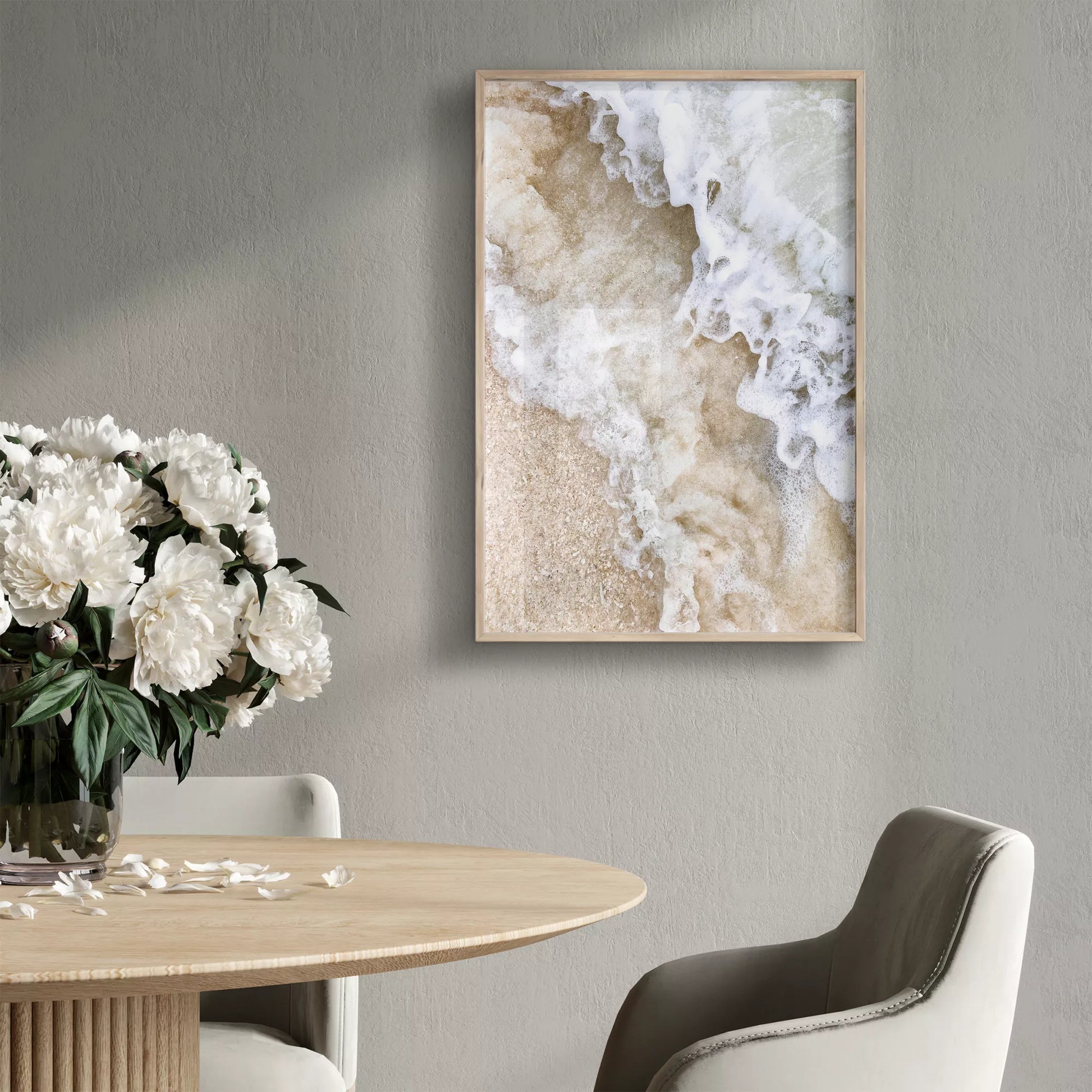 砂浜に打ち寄せる波のアート写真、ベージュと白の自然な色調