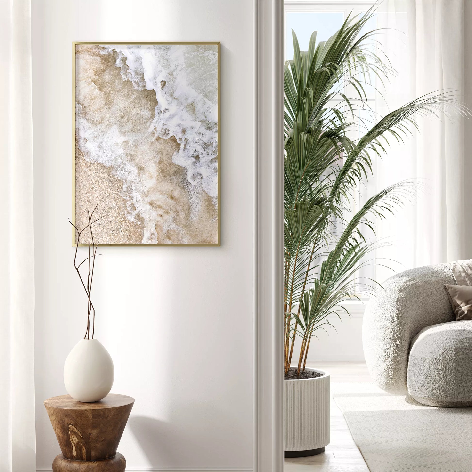 砂浜に打ち寄せる波のアート写真、ベージュと白の自然な色調