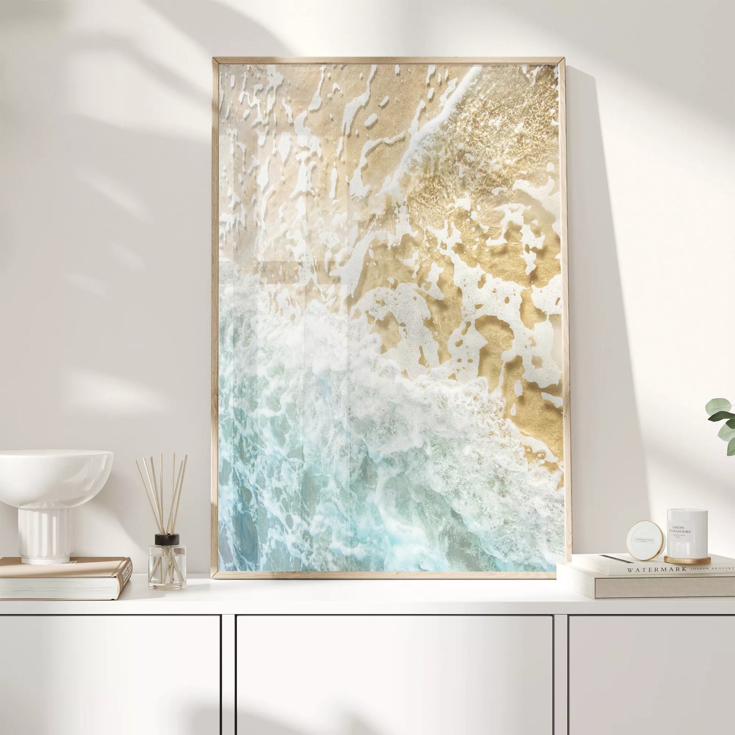 青い波と砂浜が織りなす自然のアート風景写真