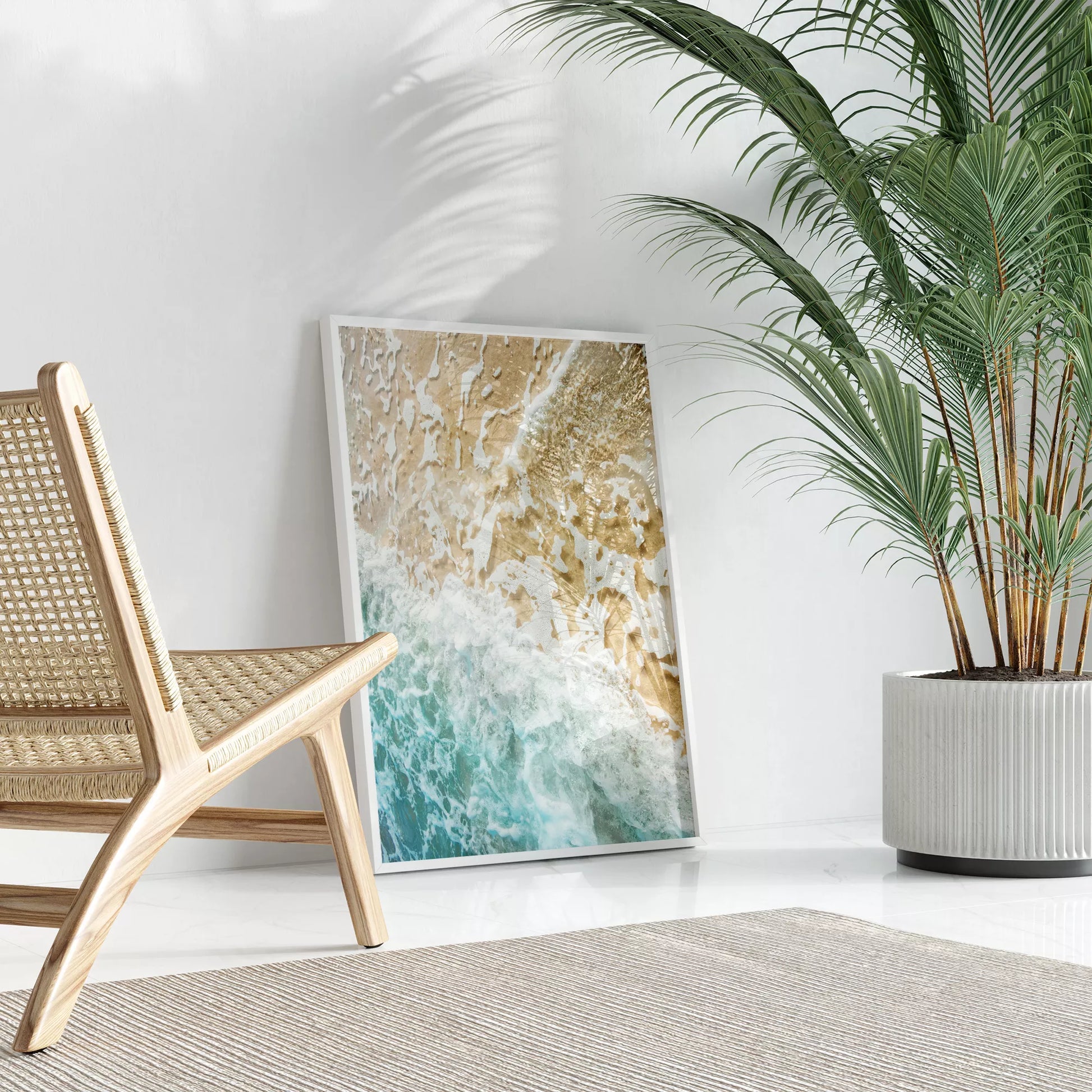 青い波と砂浜が織りなす自然のアート風景写真