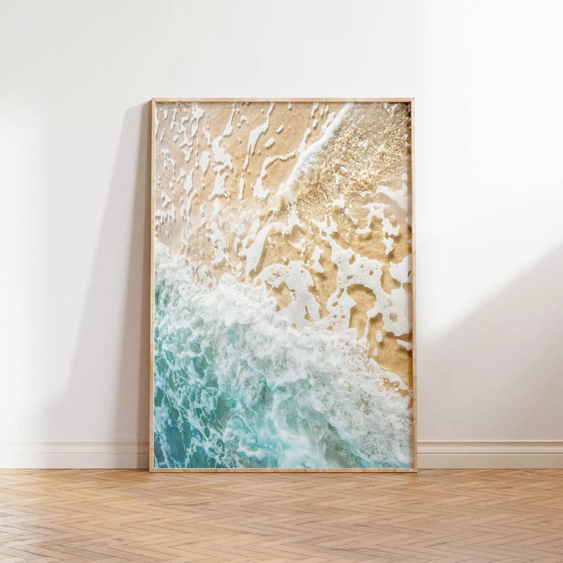 青い波と砂浜が織りなす自然のアート風景写真