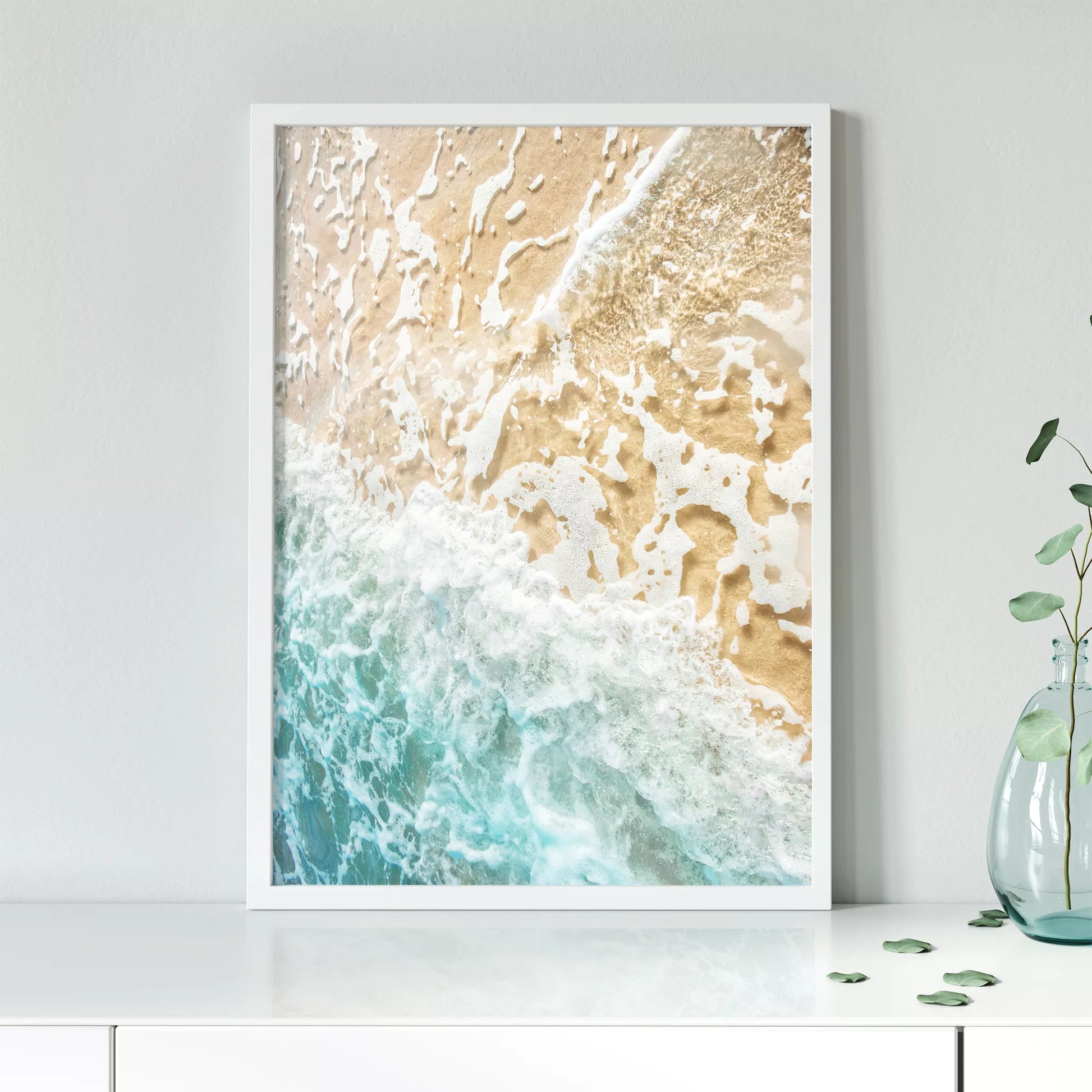 青い波と砂浜が織りなす自然のアート風景写真