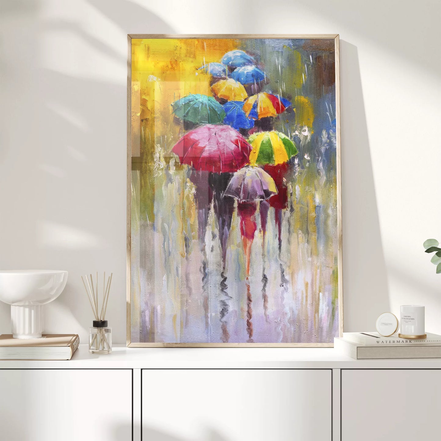 カラフルな傘が描かれたアートプリント、雨の日の情景を表現