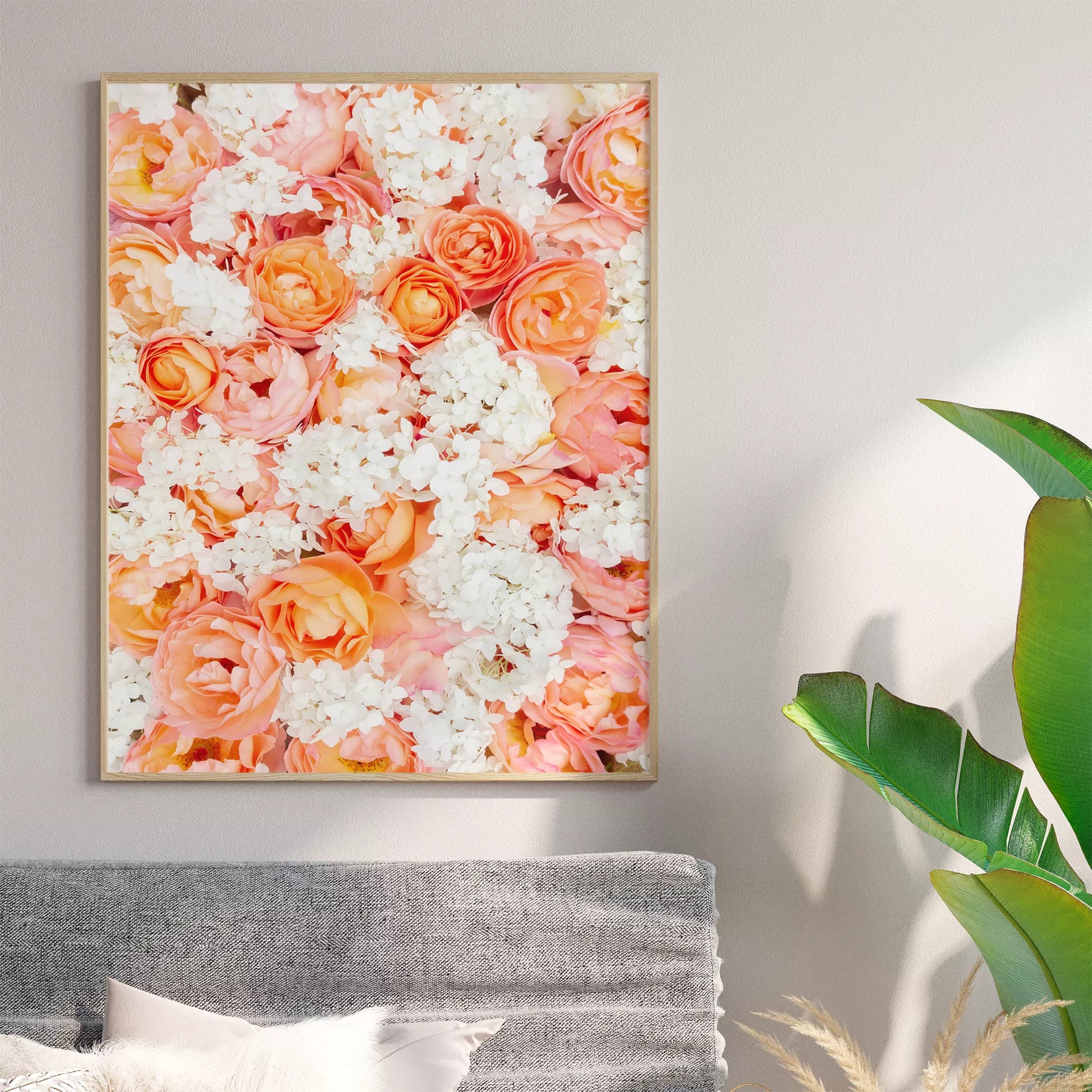 サンゴ色のバラと白い紫陽花の優雅な花束アートプリント