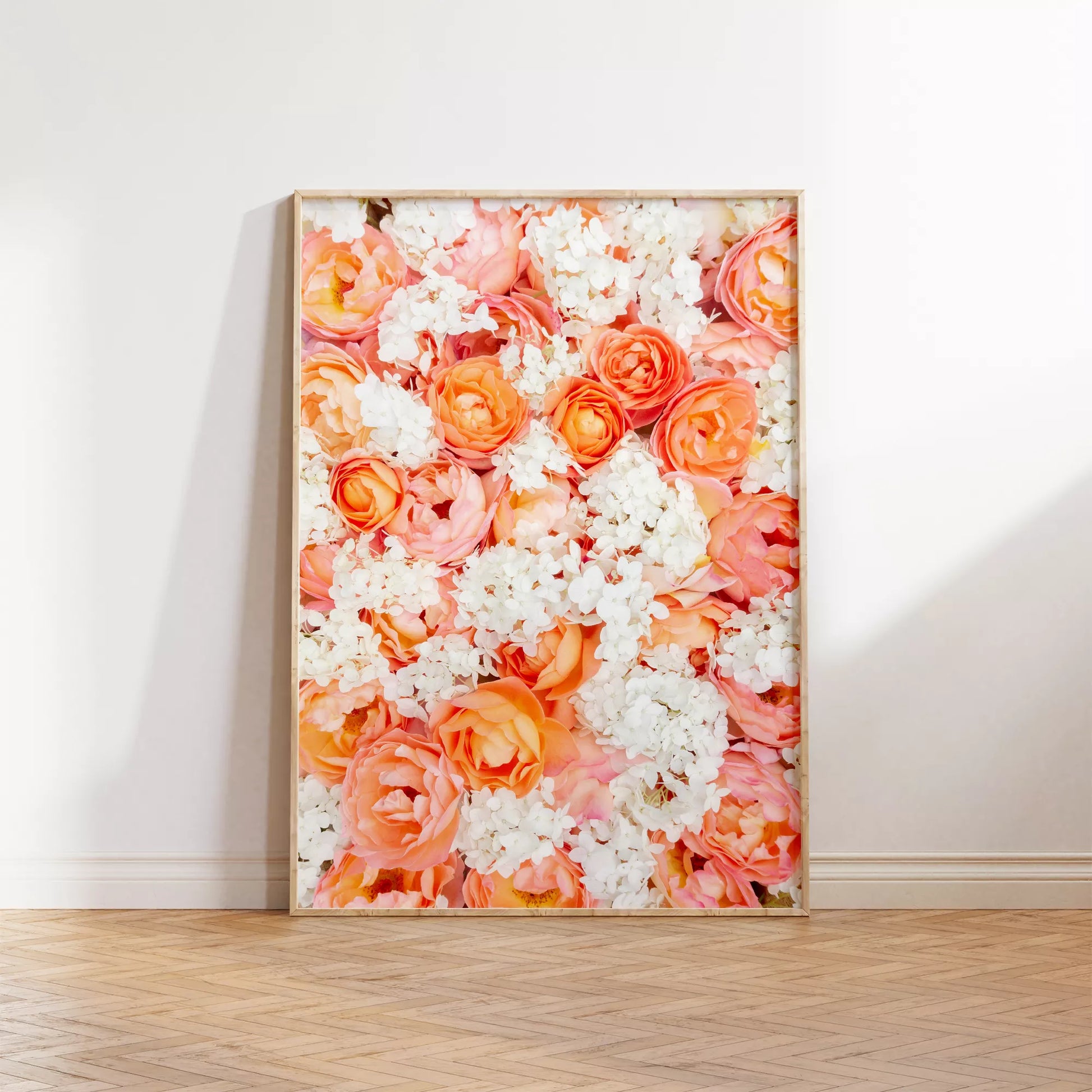 サンゴ色のバラと白い紫陽花の優雅な花束アートプリント