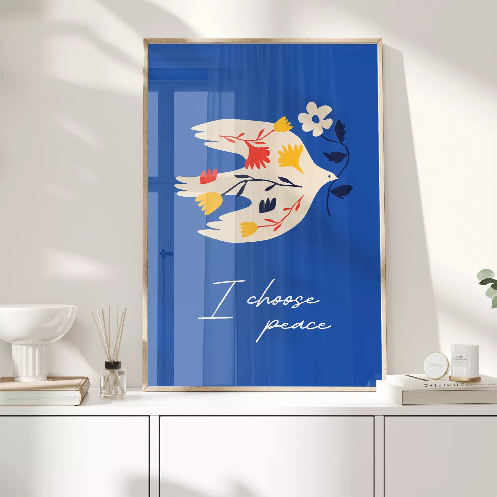 北欧デザインの鳩と花の平和アートポスター ロイヤルブルー背景