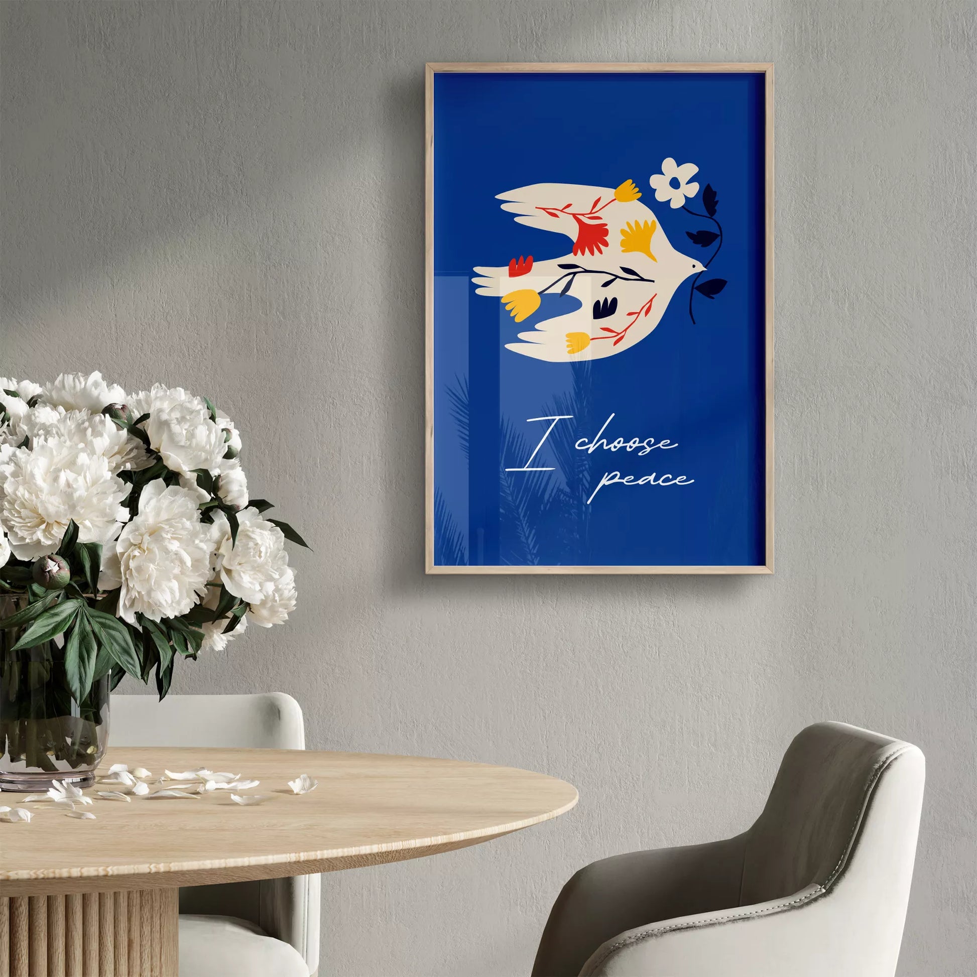 北欧デザインの鳩と花の平和アートポスター ロイヤルブルー背景