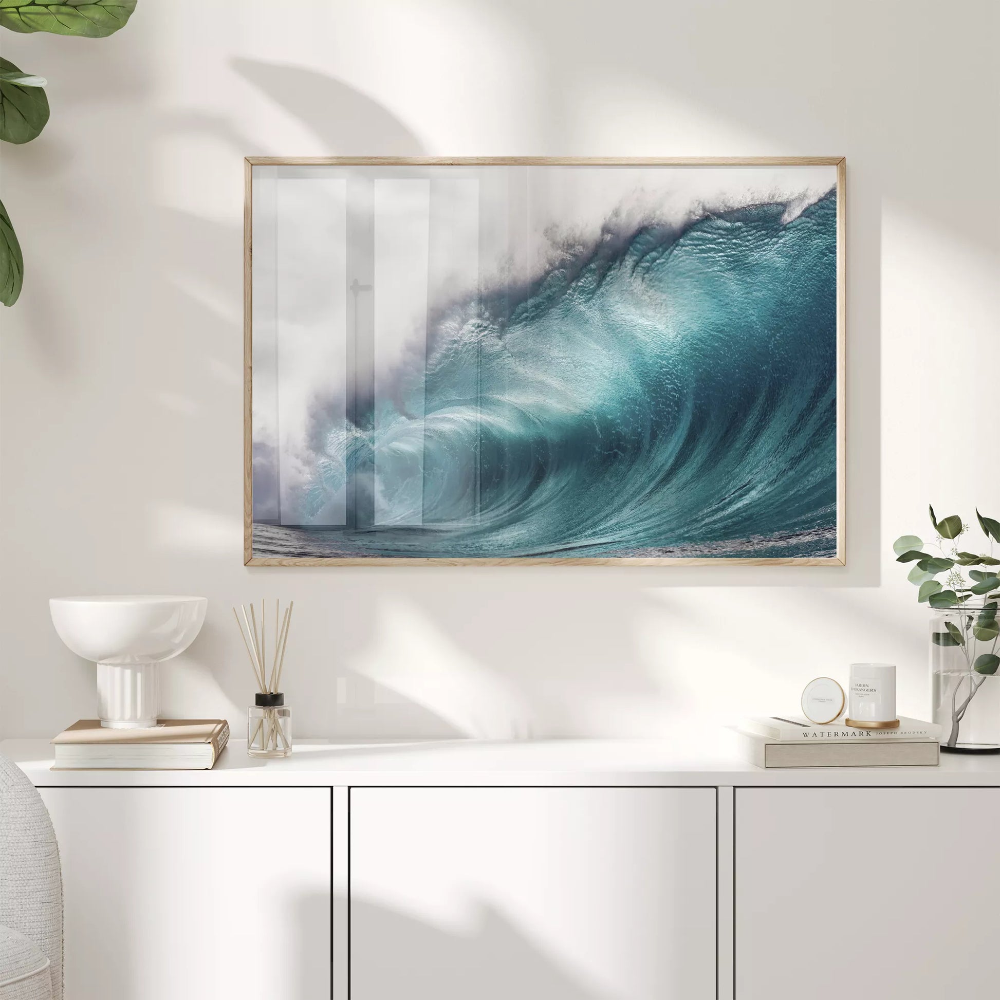 ターコイズブルーの巨大な波が力強くうねる海の壁掛けアート