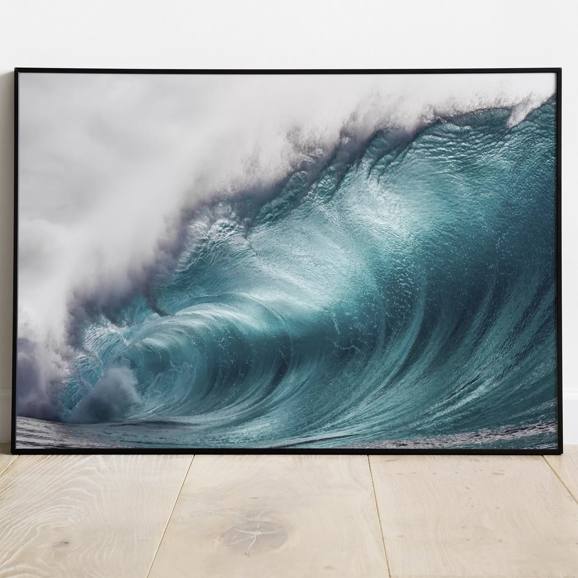 ターコイズブルーの巨大な波が力強くうねる海の壁掛けアート