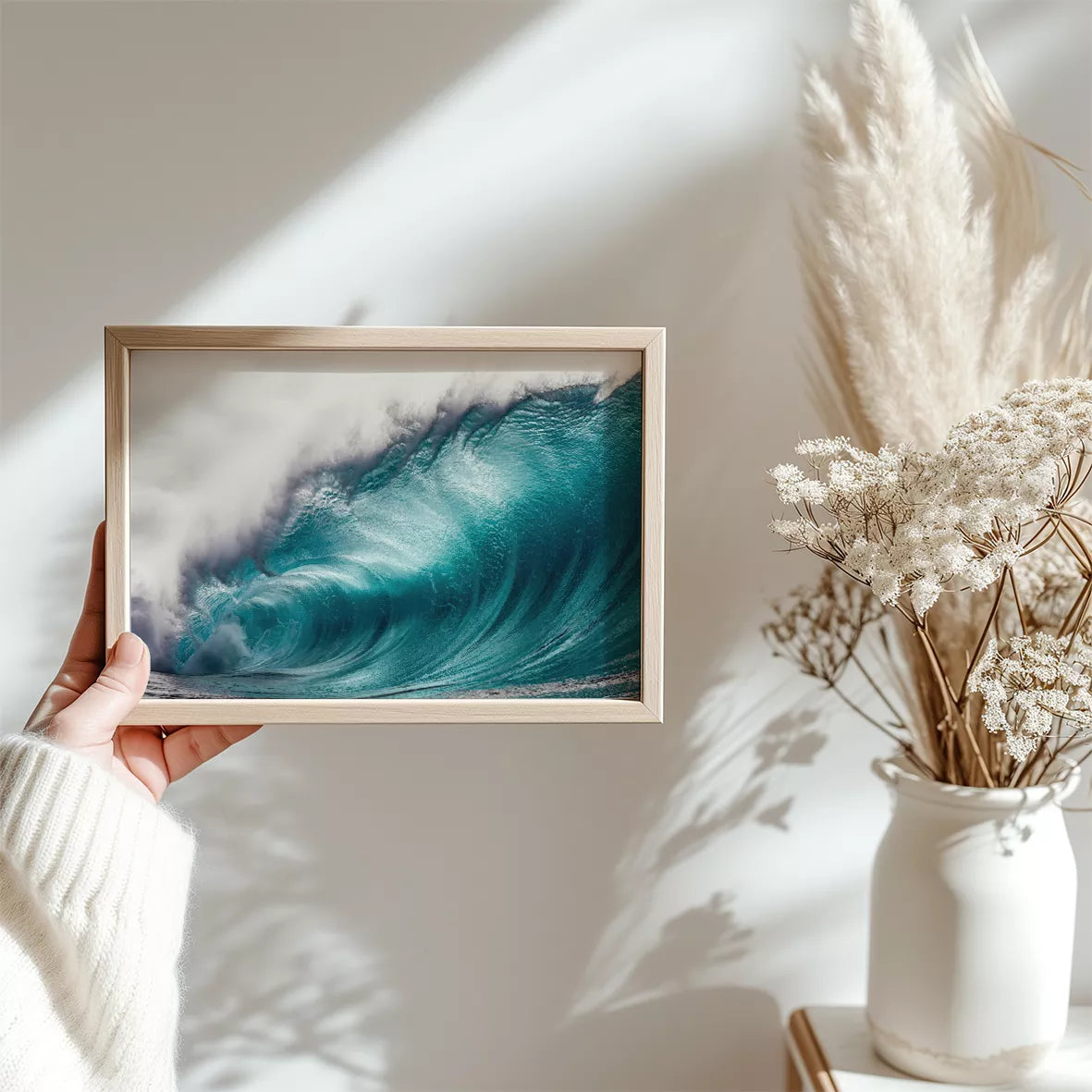 ターコイズブルーの巨大な波が力強くうねる海の壁掛けアート