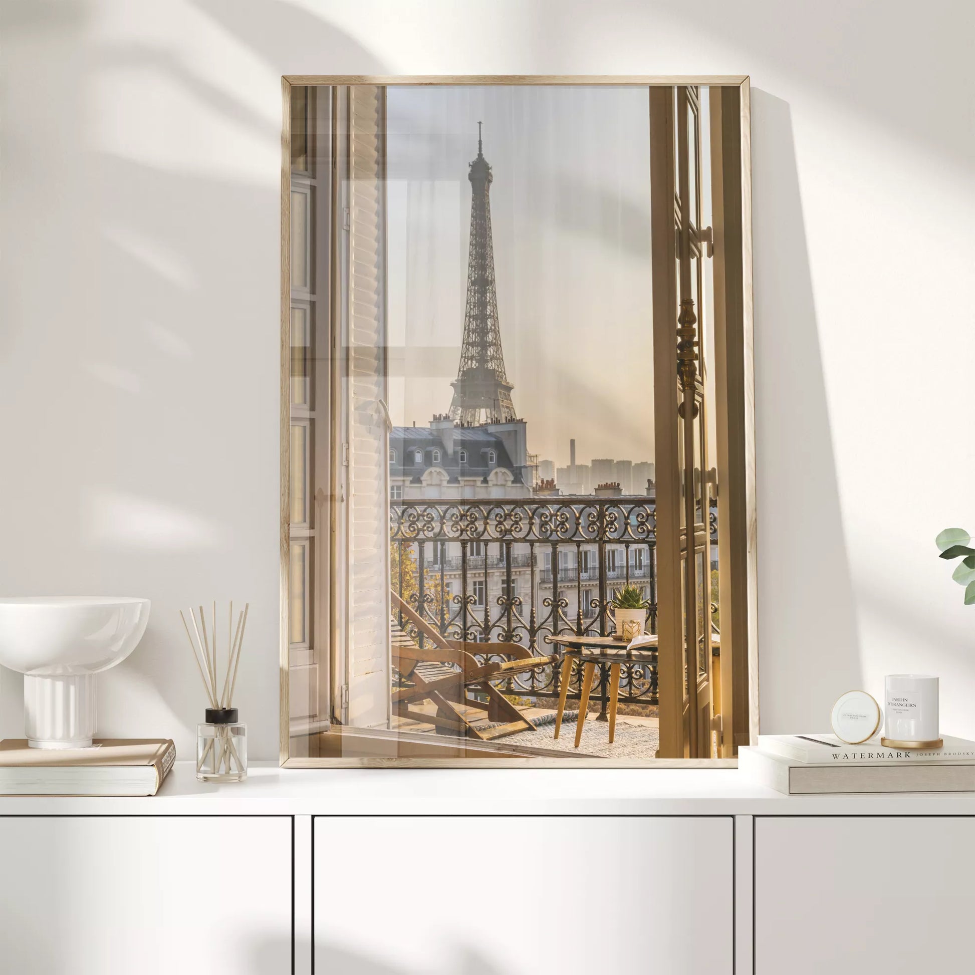 エッフェル塔とバルコニーの眺めが美しいアートプリント。インテリアに最適なデザイン。
