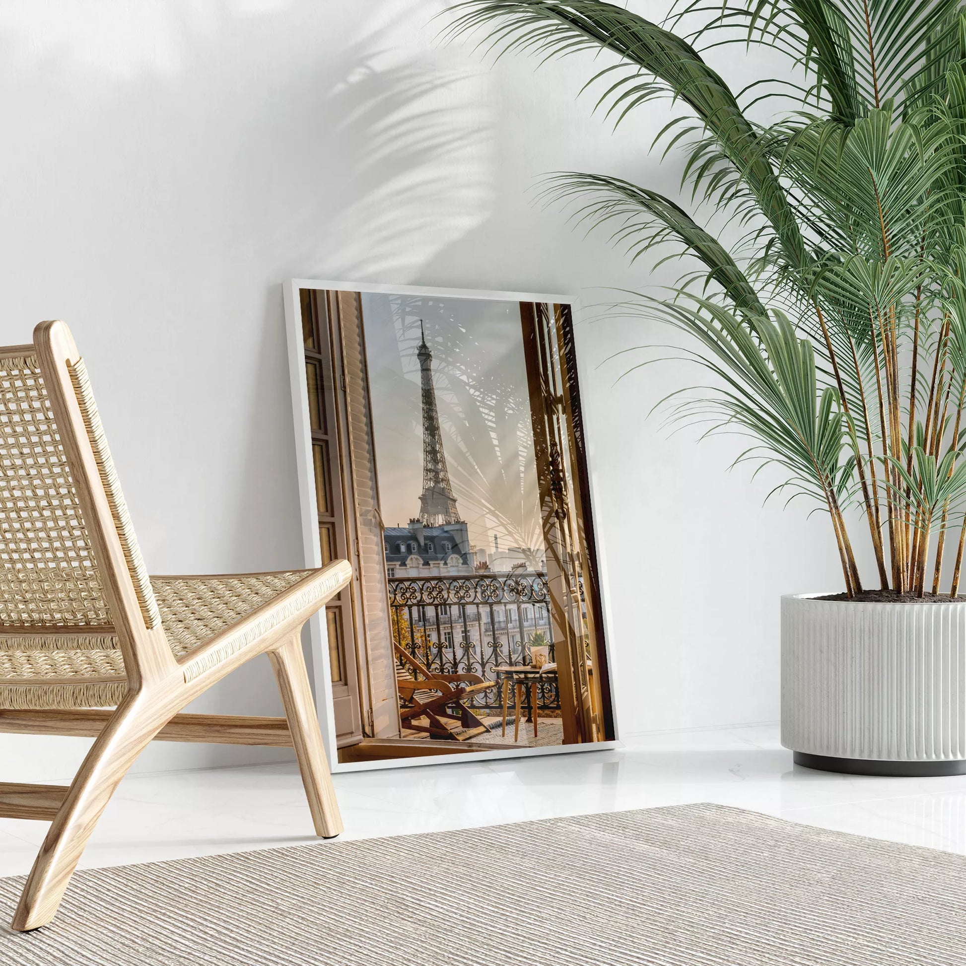エッフェル塔とバルコニーの眺めが美しいアートプリント。インテリアに最適なデザイン。