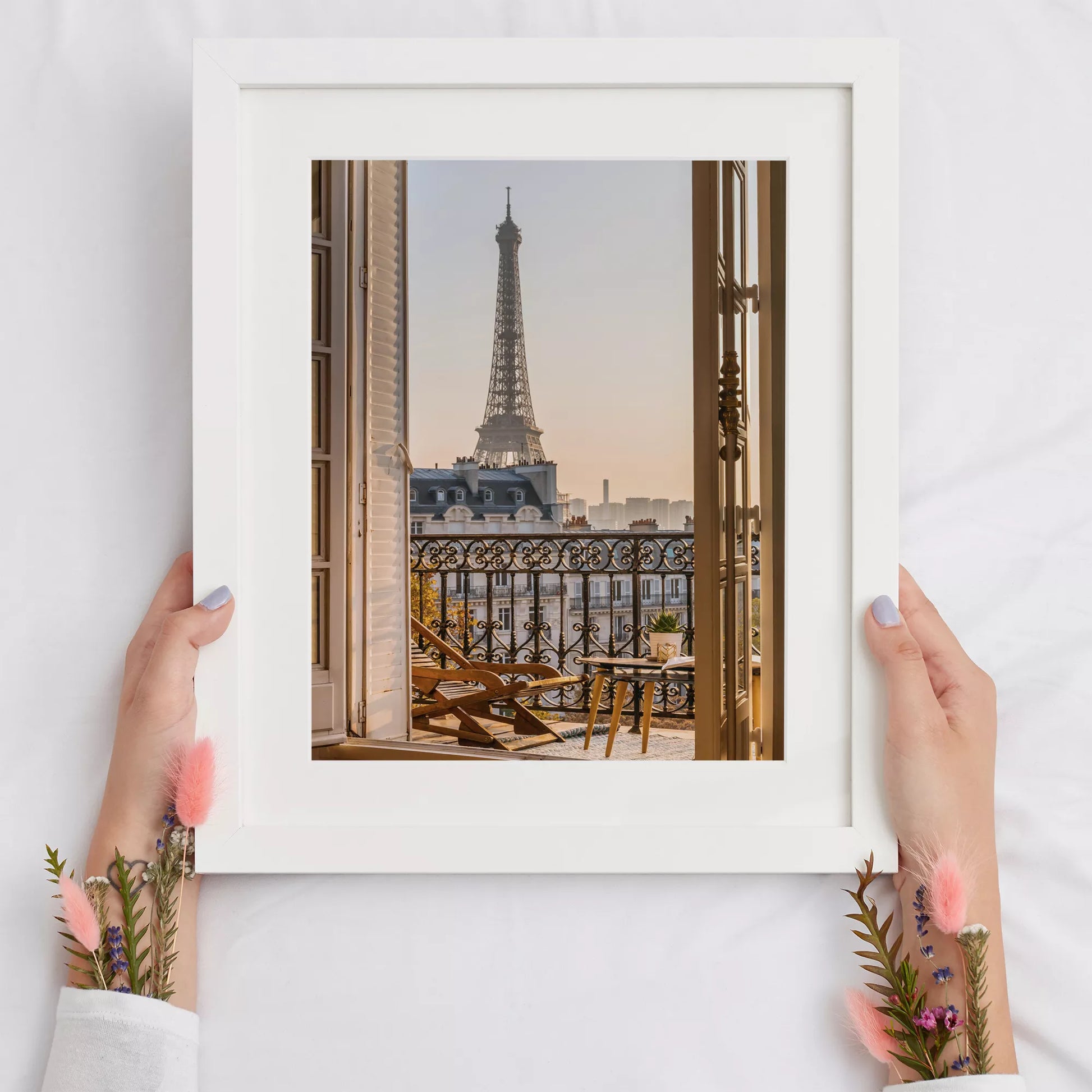 エッフェル塔とバルコニーの眺めが美しいアートプリント。インテリアに最適なデザイン。