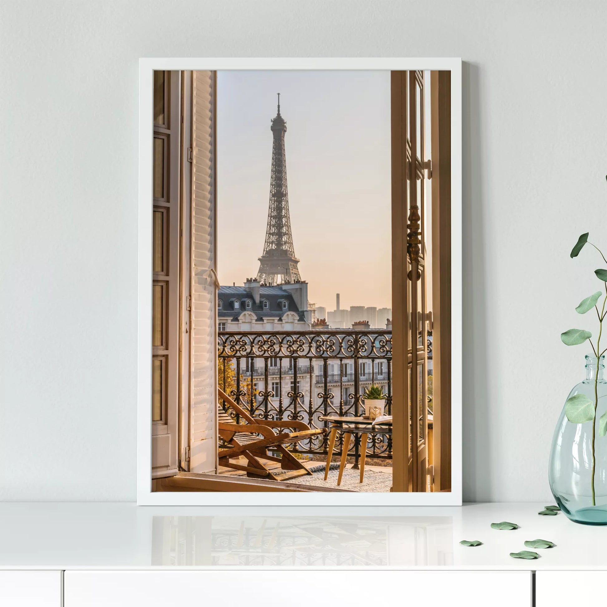 エッフェル塔とバルコニーの眺めが美しいアートプリント。インテリアに最適なデザイン。