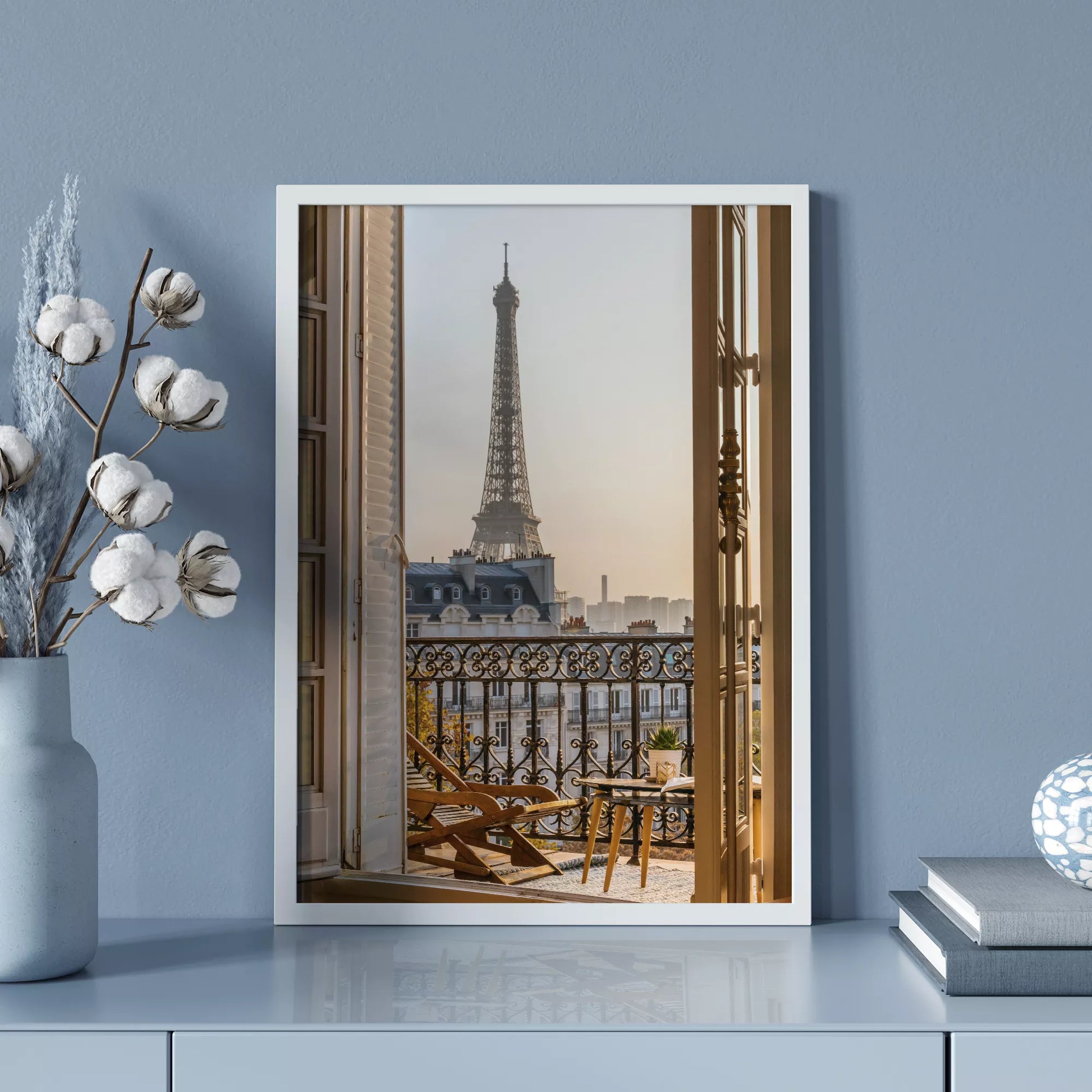 エッフェル塔とバルコニーの眺めが美しいアートプリント。インテリアに最適なデザイン。