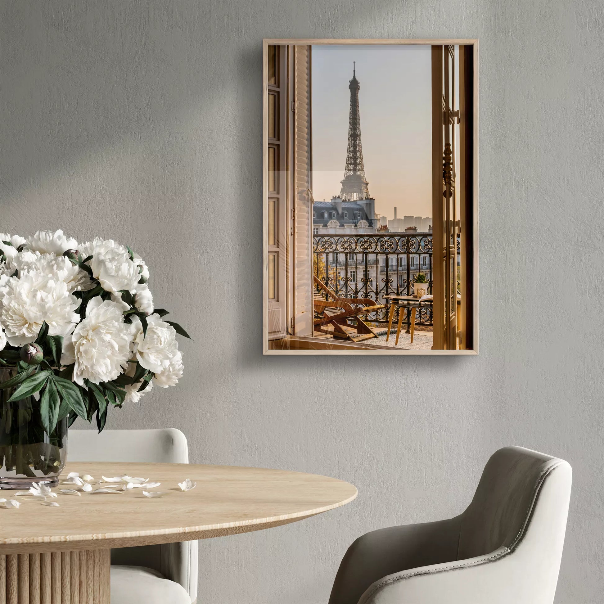 エッフェル塔とバルコニーの眺めが美しいアートプリント。インテリアに最適なデザイン。