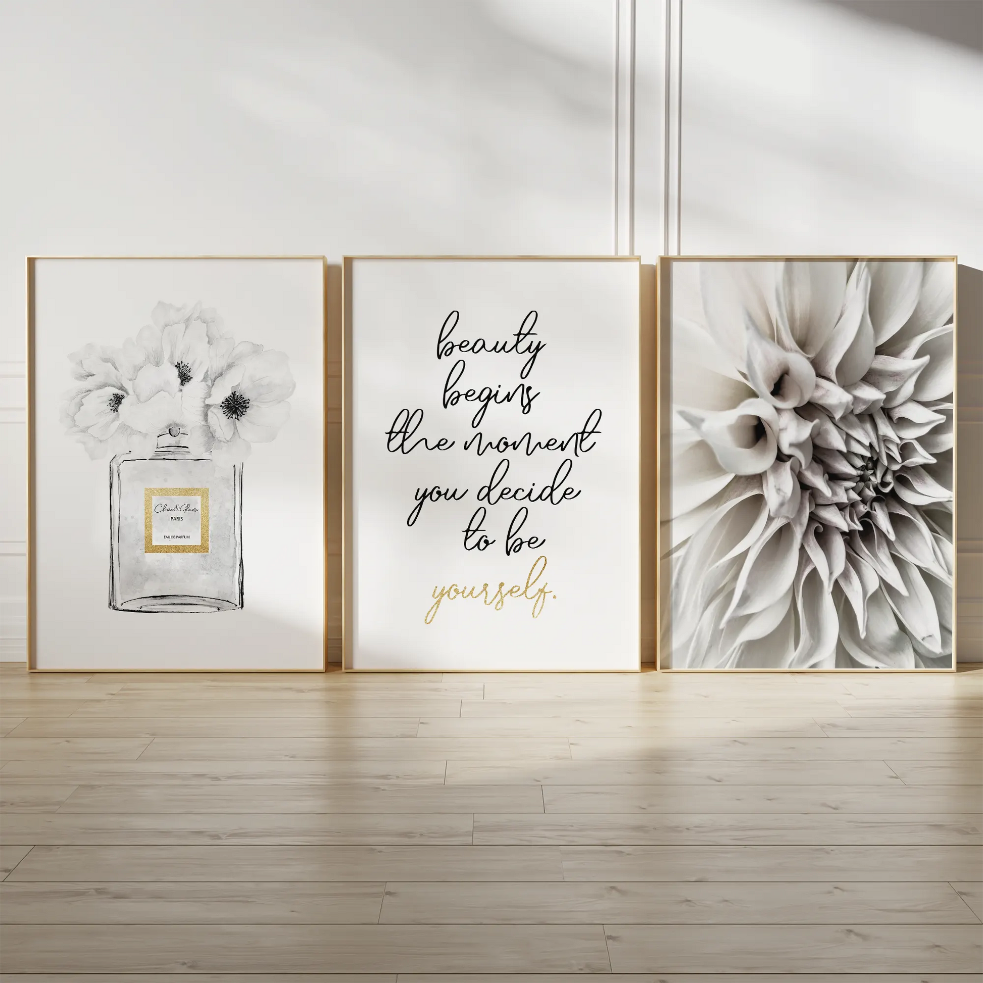 3枚セットのアートポスター。左は花が飾られた黒と白の香水瓶のイラスト、中央は『美しさは自分らしくあることを決めた瞬間に始まる』というおしゃれな書体のモチーフ、右は白いダリアの花のクローズアップ写真。