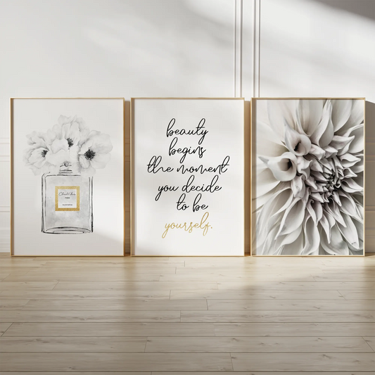 3枚セットのアートポスター。左は花が飾られた黒と白の香水瓶のイラスト、中央は『美しさは自分らしくあることを決めた瞬間に始まる』というおしゃれな書体のモチーフ、右は白いダリアの花のクローズアップ写真。