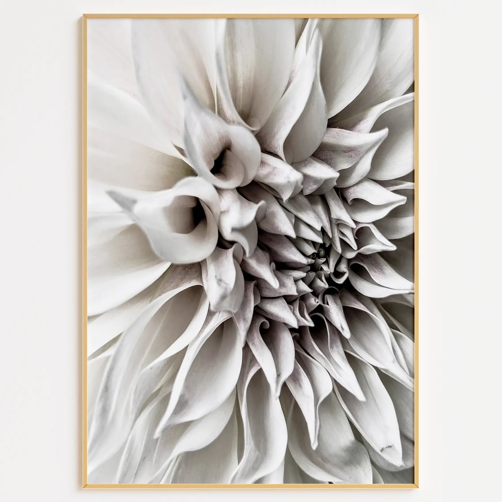 3枚セットのアートポスター。左は花が飾られた黒と白の香水瓶のイラスト、中央は『美しさは自分らしくあることを決めた瞬間に始まる』というおしゃれな書体のモチーフ、右は白いダリアの花のクローズアップ写真。