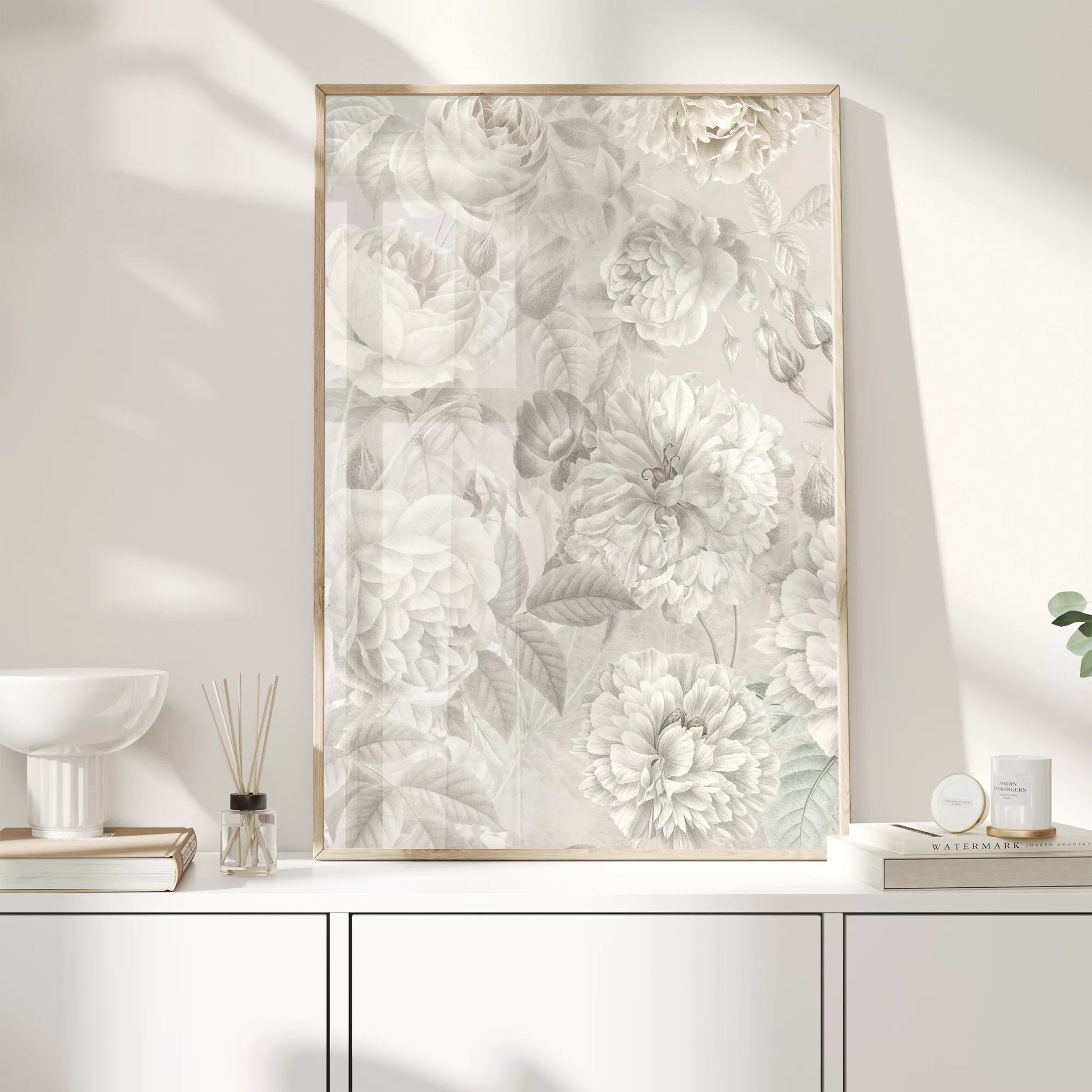 優雅な白バラの花柄アート、グレー背景の繊細なボタニカルデザイン