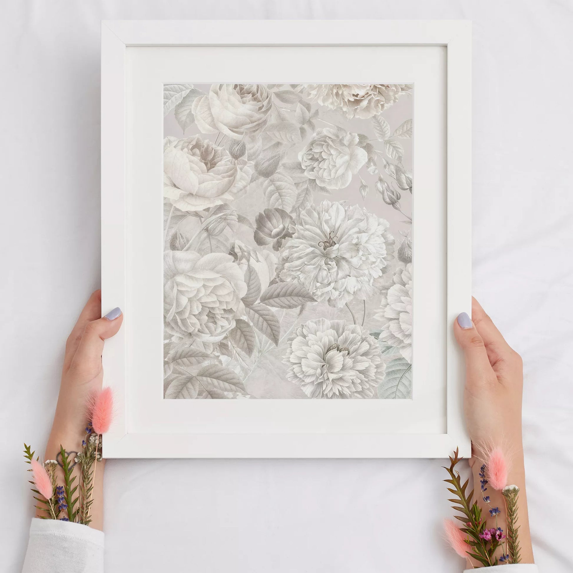 優雅な白バラの花柄アート、グレー背景の繊細なボタニカルデザイン