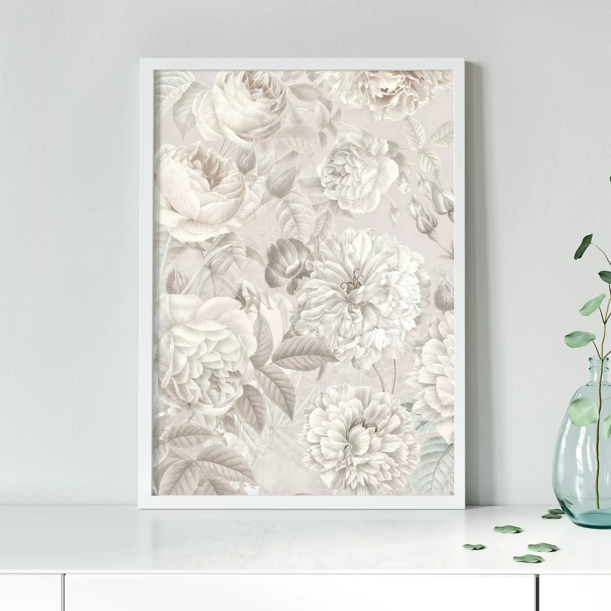 優雅な白バラの花柄アート、グレー背景の繊細なボタニカルデザイン