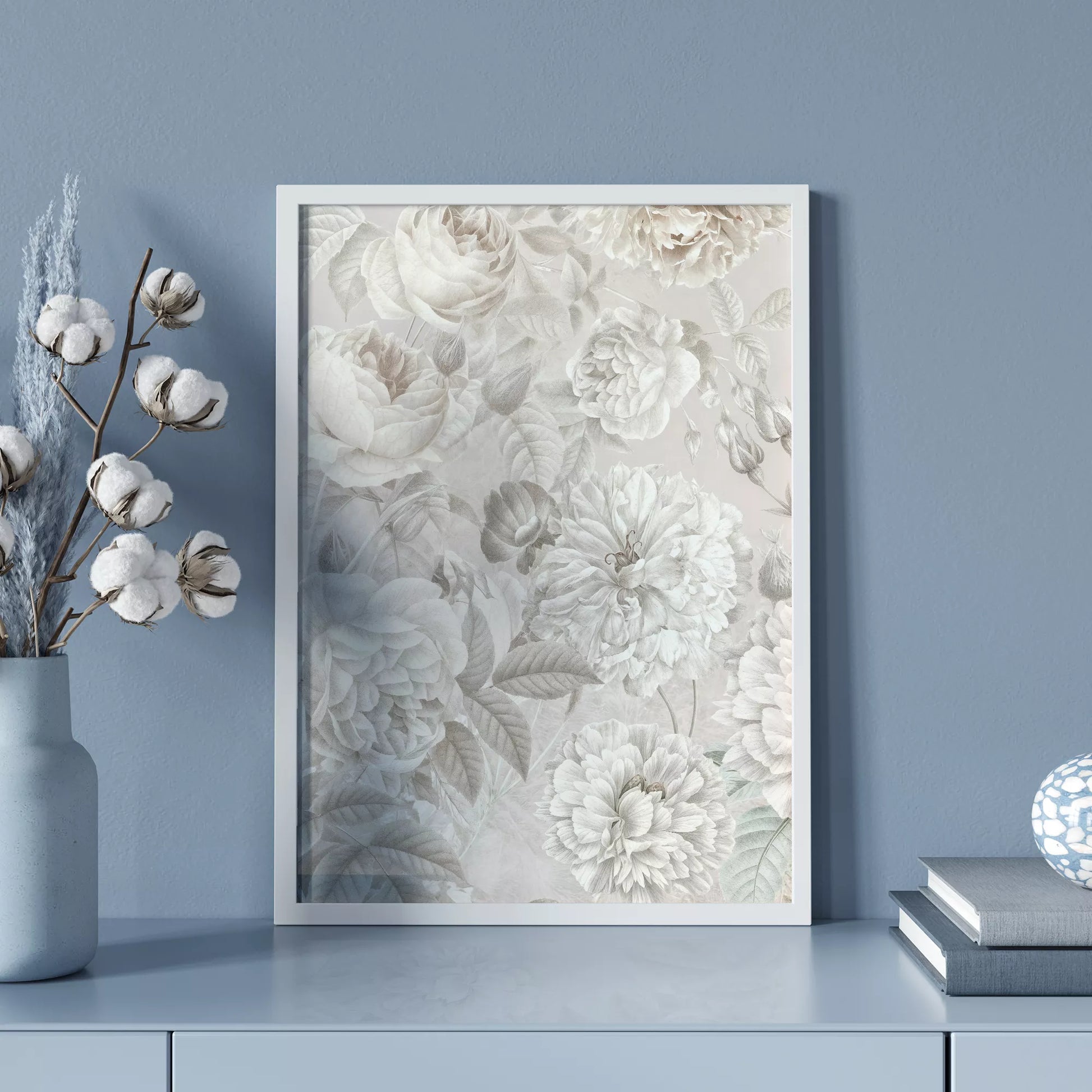 優雅な白バラの花柄アート、グレー背景の繊細なボタニカルデザイン