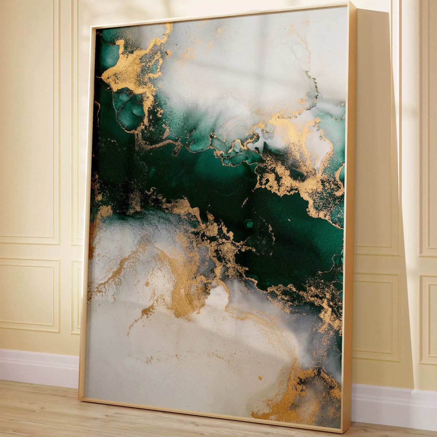 深い緑と金の大理石風抽象アート、モダンなインテリアデザイン