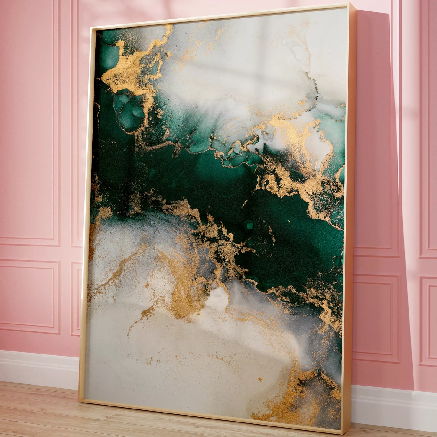 深い緑と金の大理石風抽象アート、モダンなインテリアデザイン