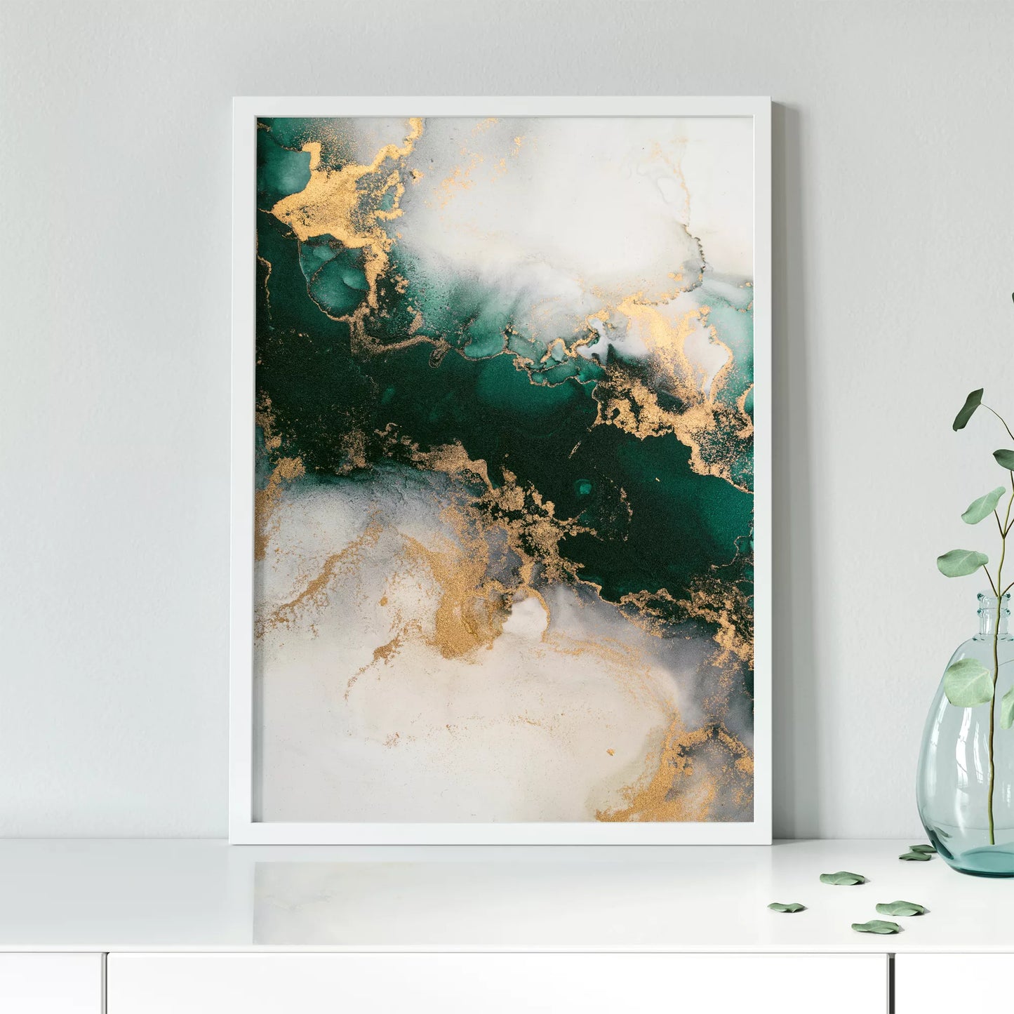 深い緑と金の大理石風抽象アート、モダンなインテリアデザイン