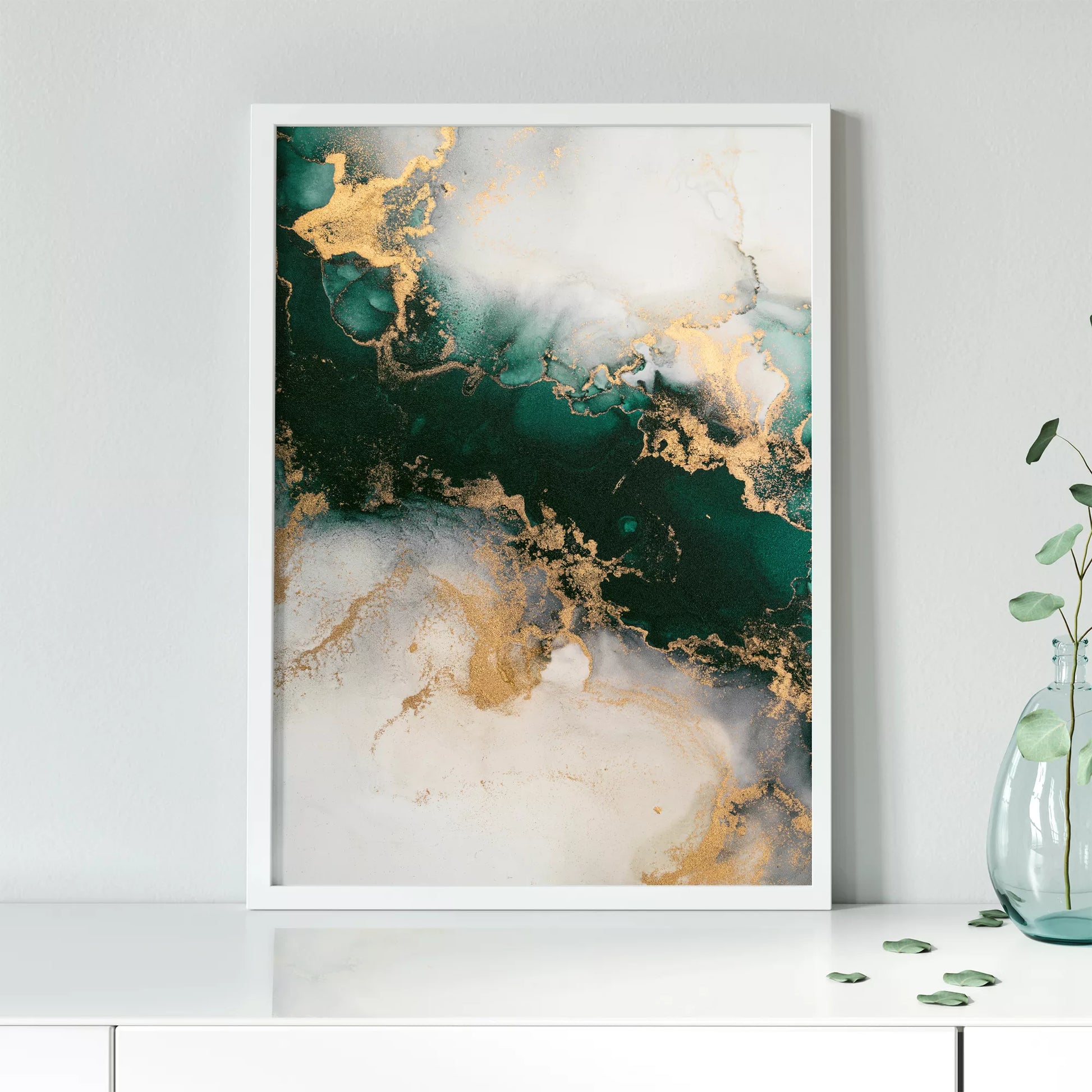 深い緑と金の大理石風抽象アート、モダンなインテリアデザイン