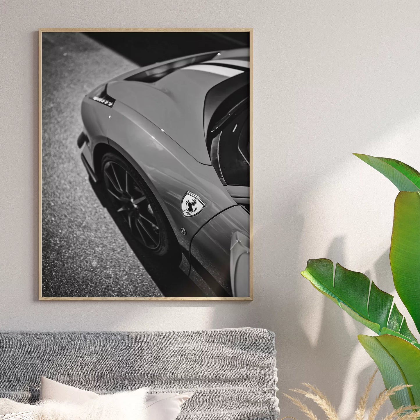 モノクロで撮影されたフェラーリのボディとエンブレムの芸術的な写真