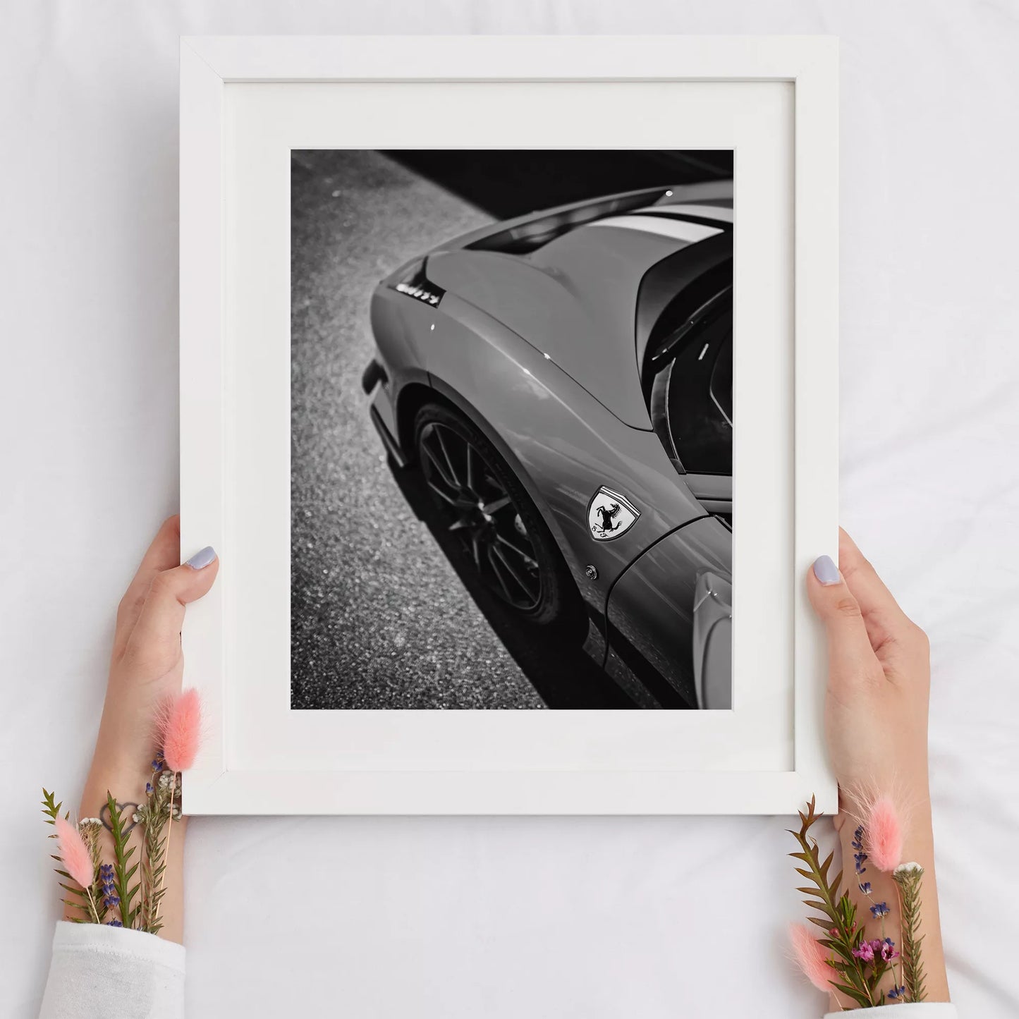 モノクロで撮影されたフェラーリのボディとエンブレムの芸術的な写真