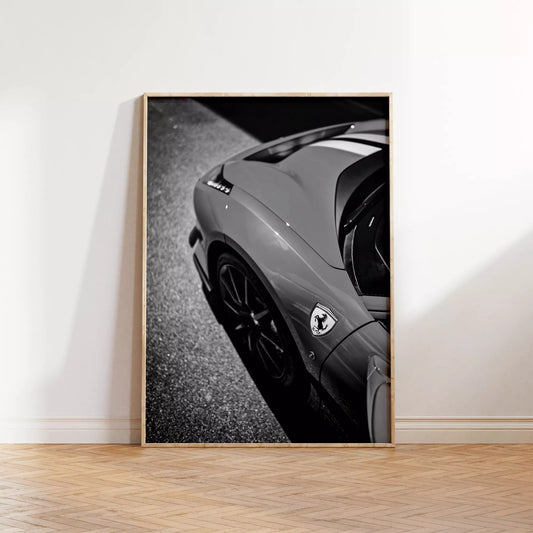 モノクロで撮影されたフェラーリのボディとエンブレムの芸術的な写真