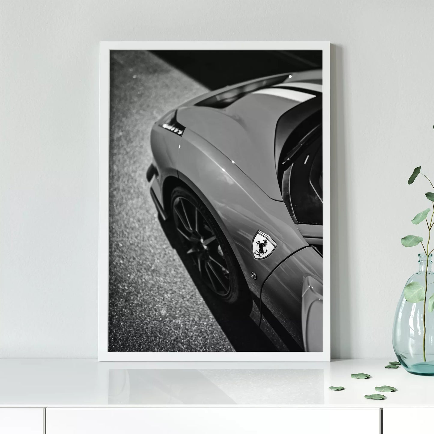 モノクロで撮影されたフェラーリのボディとエンブレムの芸術的な写真