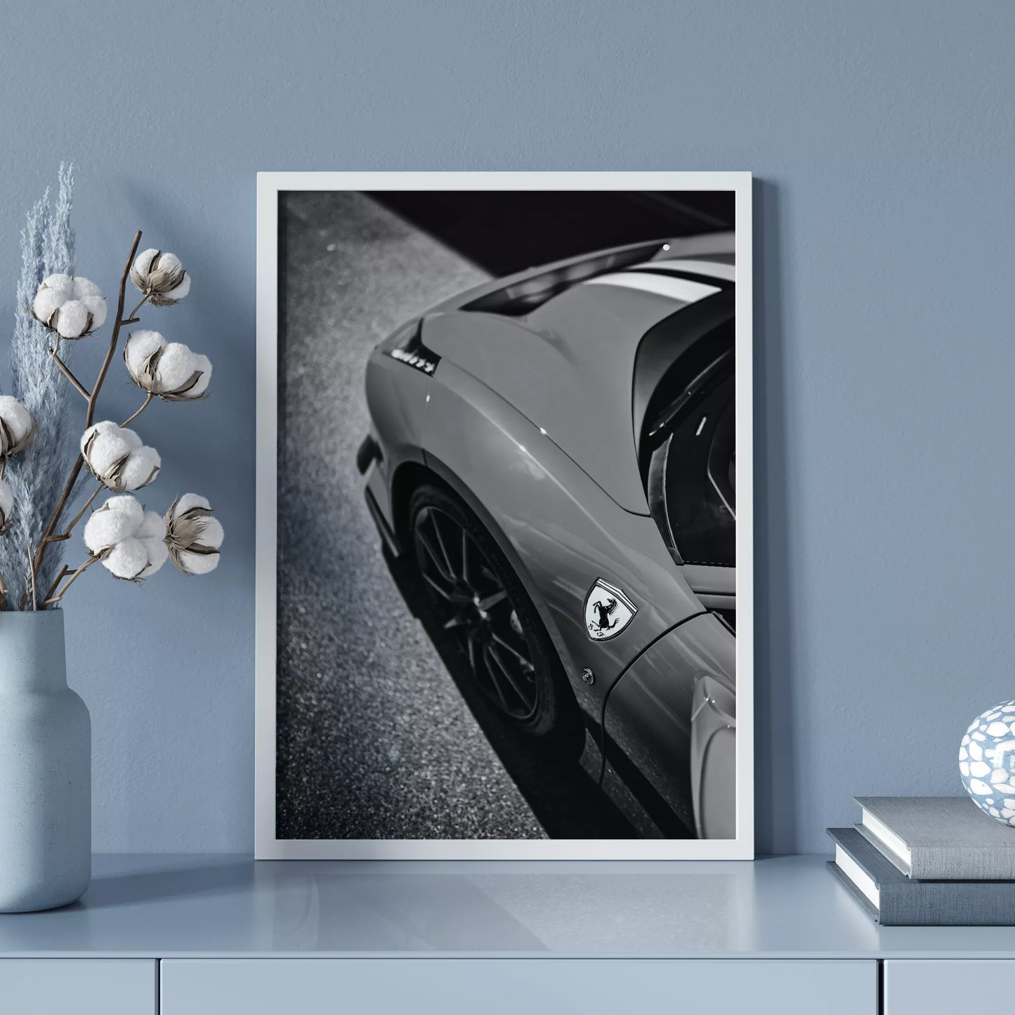 モノクロで撮影されたフェラーリのボディとエンブレムの芸術的な写真