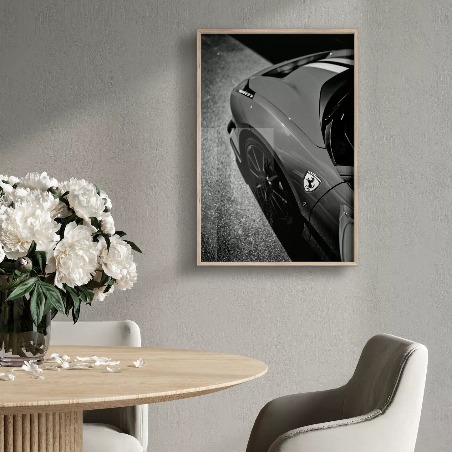 モノクロで撮影されたフェラーリのボディとエンブレムの芸術的な写真