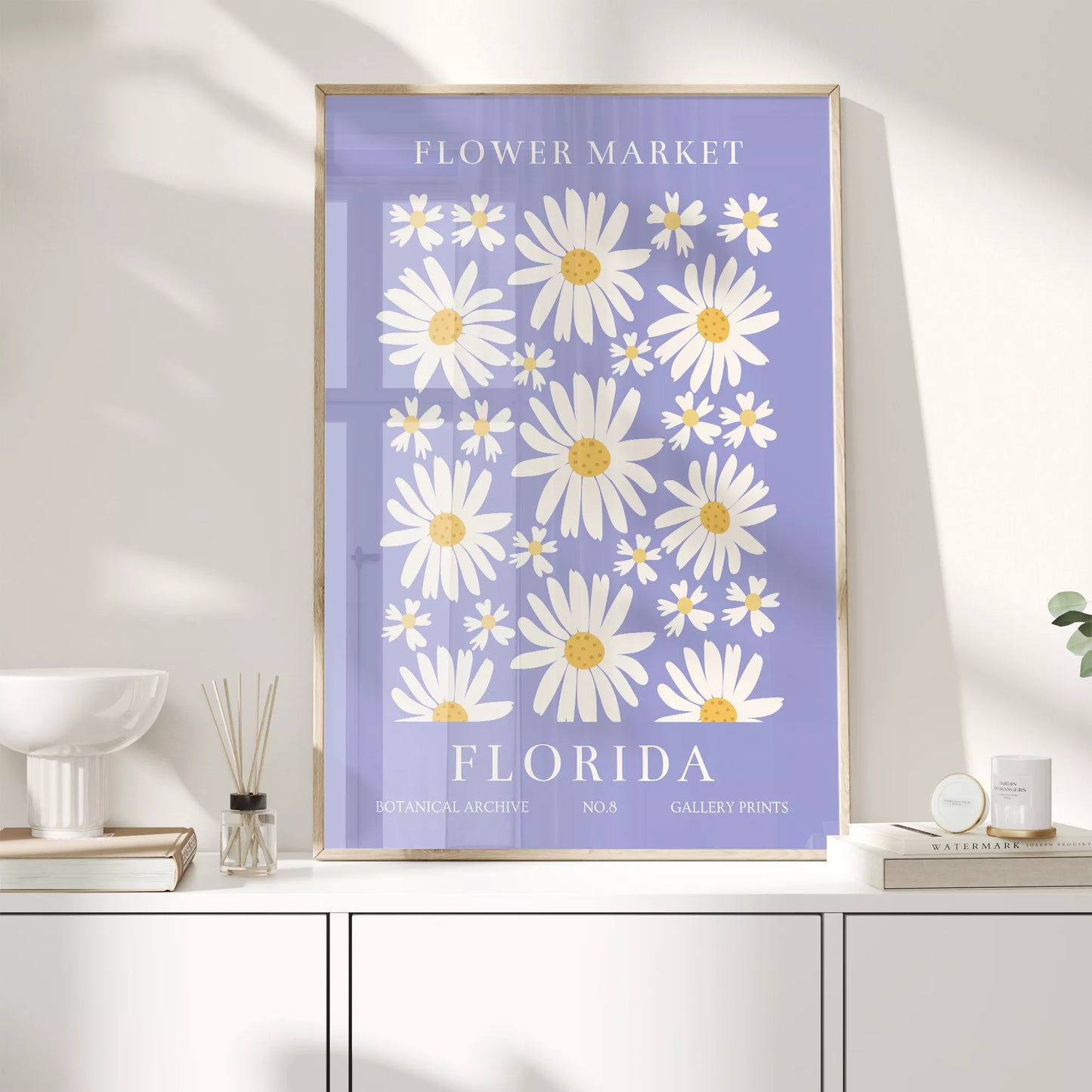 フロリダのデイジーマーケット植物アートポスター、パープル背景に白い花