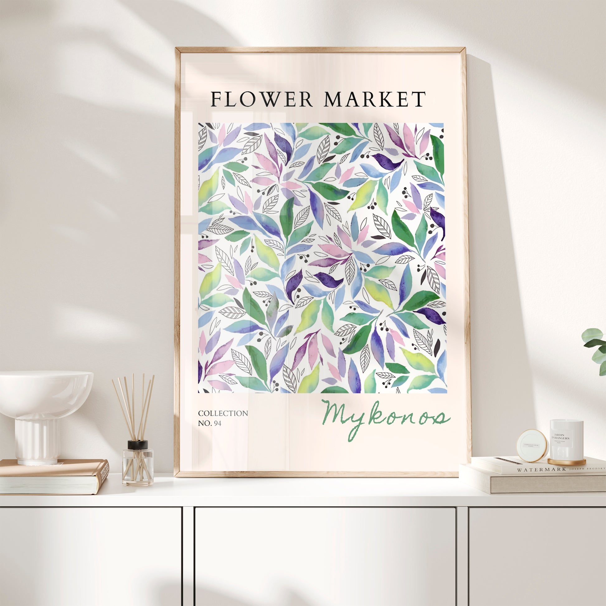 水彩画で描かれた優美なボタニカルアート。緑、紫、青のグラデーションの葉が白地に散りばめられ、上部に「FLOWER MARKET」のタイトル、下部に「Mykonos」のコレクション名が記されたモダンなデザインポスター