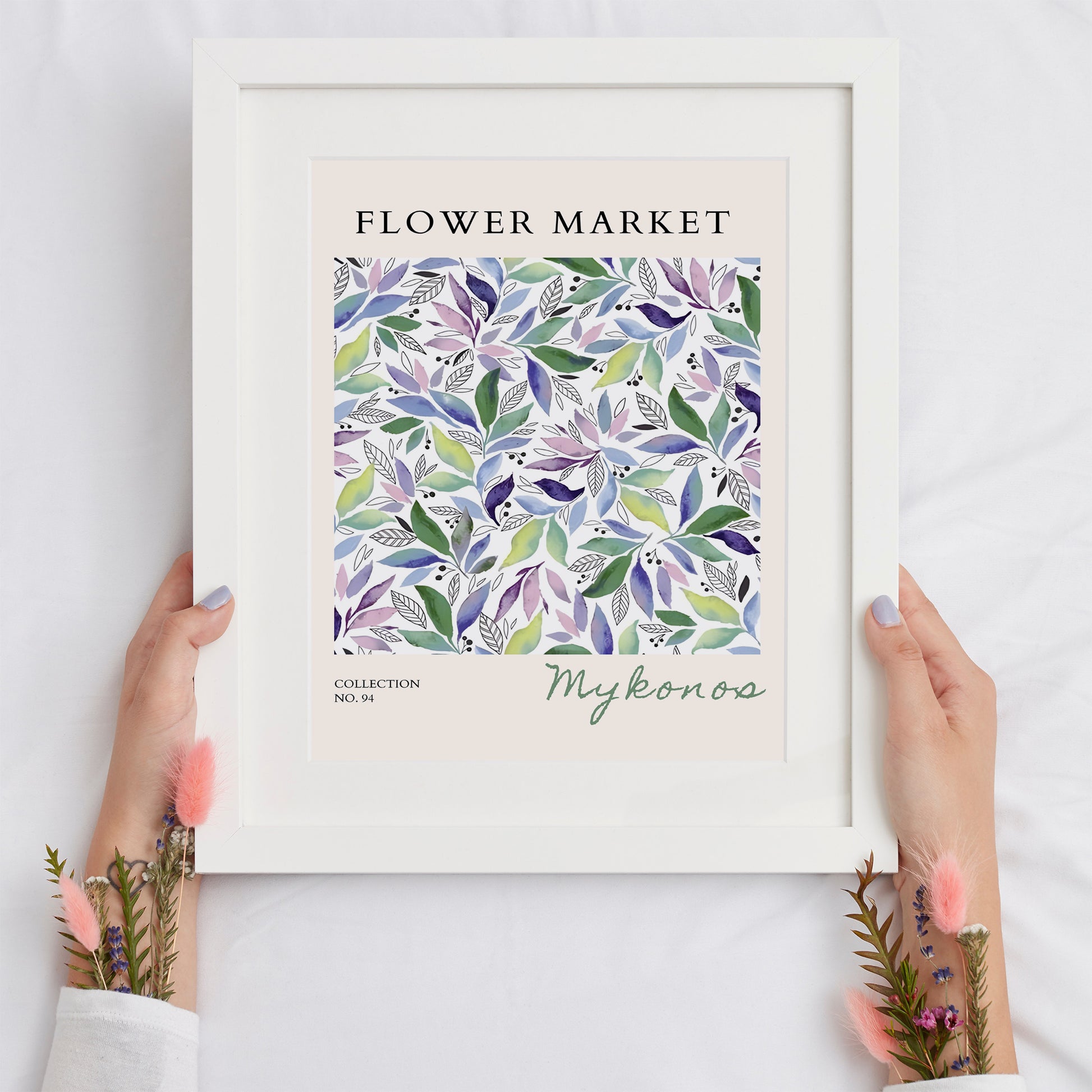 水彩画で描かれた優美なボタニカルアート。緑、紫、青のグラデーションの葉が白地に散りばめられ、上部に「FLOWER MARKET」のタイトル、下部に「Mykonos」のコレクション名が記されたモダンなデザインポスター
