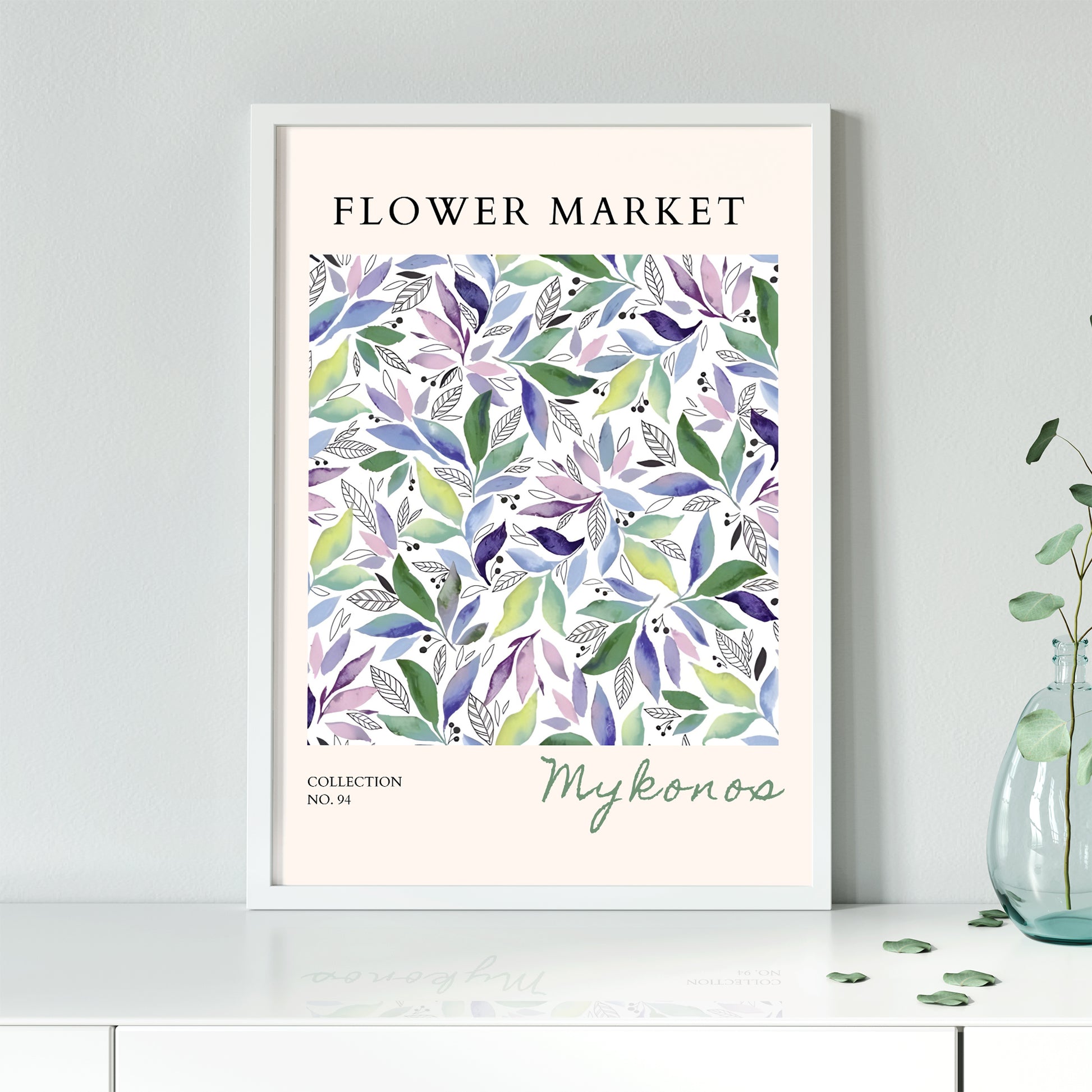 水彩画で描かれた優美なボタニカルアート。緑、紫、青のグラデーションの葉が白地に散りばめられ、上部に「FLOWER MARKET」のタイトル、下部に「Mykonos」のコレクション名が記されたモダンなデザインポスター