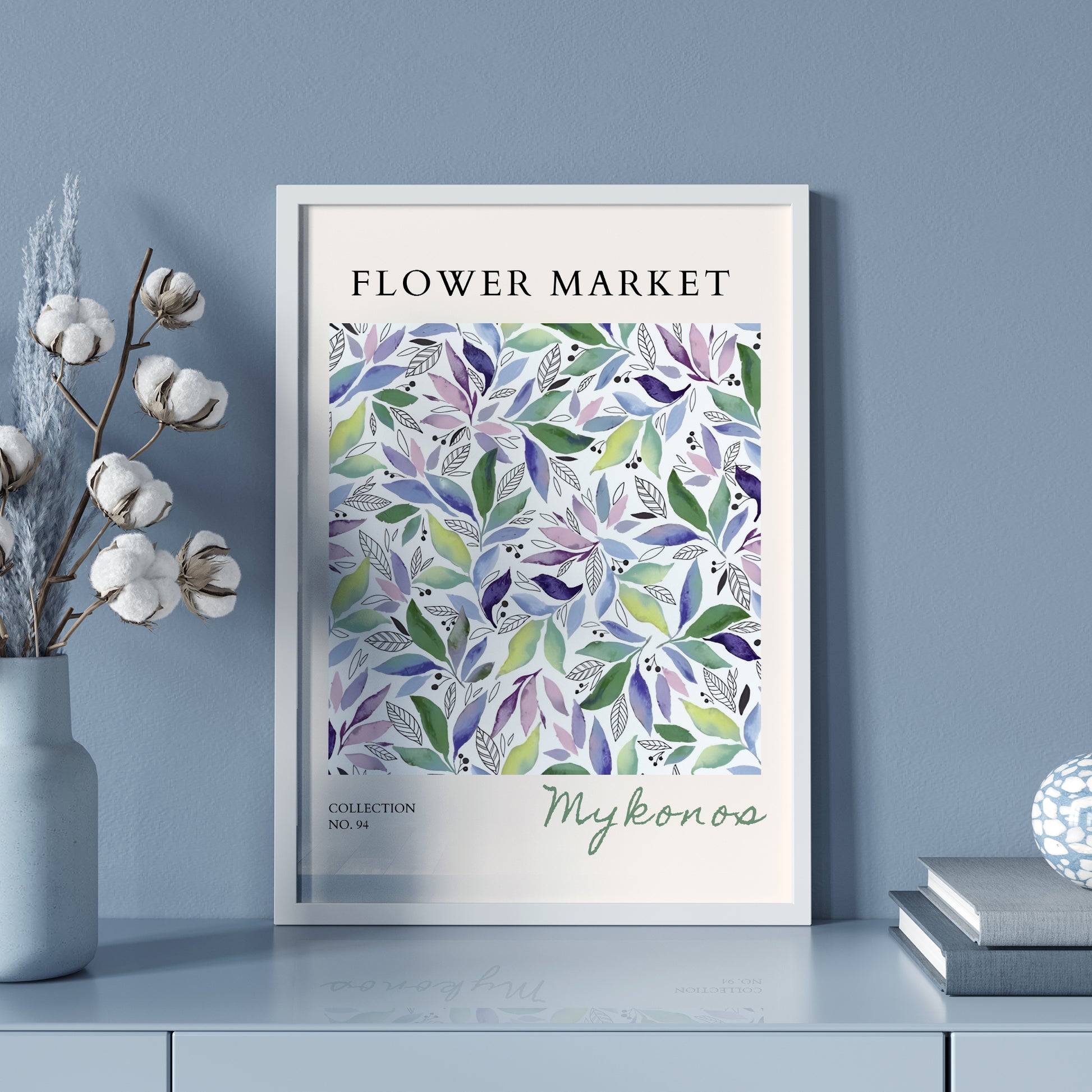 水彩画で描かれた優美なボタニカルアート。緑、紫、青のグラデーションの葉が白地に散りばめられ、上部に「FLOWER MARKET」のタイトル、下部に「Mykonos」のコレクション名が記されたモダンなデザインポスター