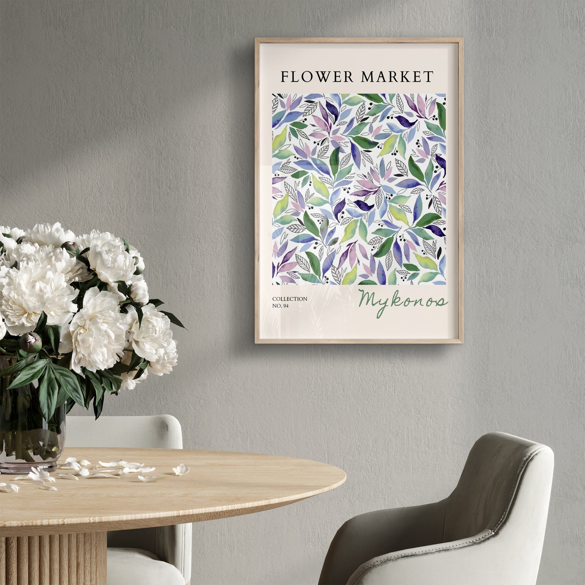 水彩画で描かれた優美なボタニカルアート。緑、紫、青のグラデーションの葉が白地に散りばめられ、上部に「FLOWER MARKET」のタイトル、下部に「Mykonos」のコレクション名が記されたモダンなデザインポスター