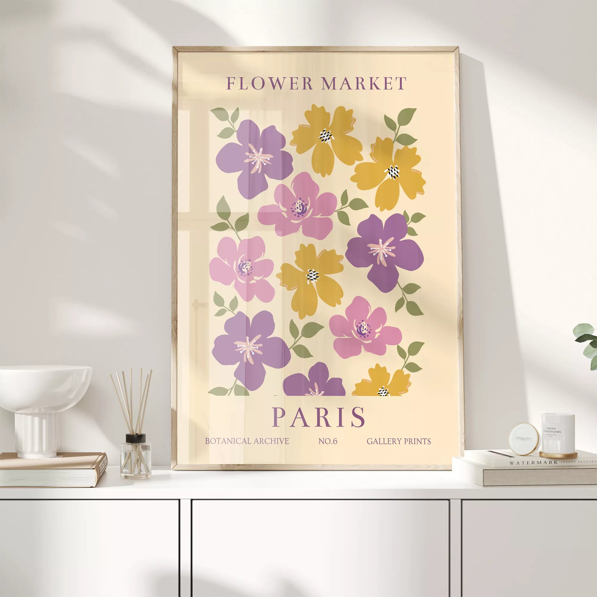 パリのフラワーマーケットをモチーフにしたレトロな花のアートプリント、紫、ピンク、マスタードイエローの花々