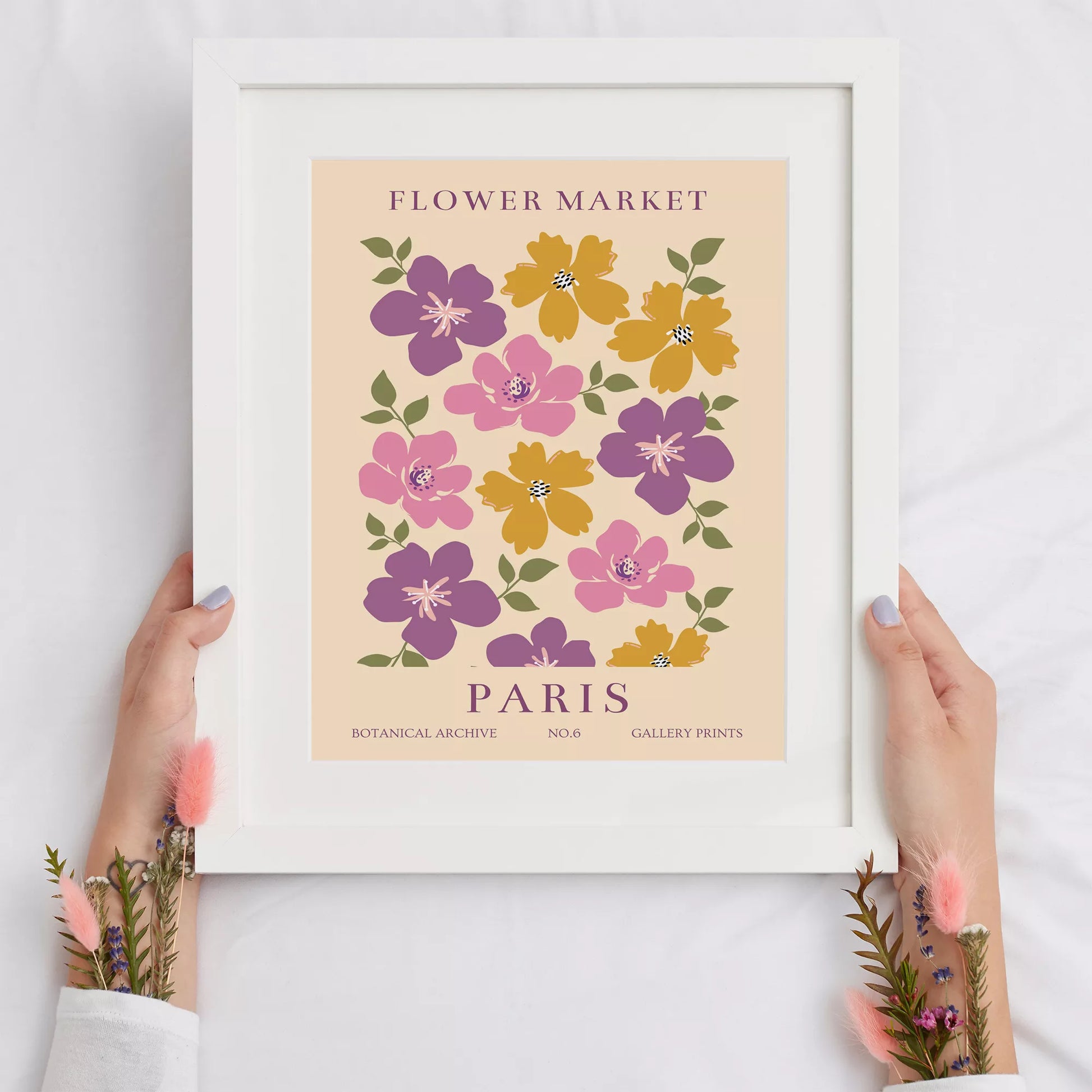 パリのフラワーマーケットをモチーフにしたレトロな花のアートプリント、紫、ピンク、マスタードイエローの花々