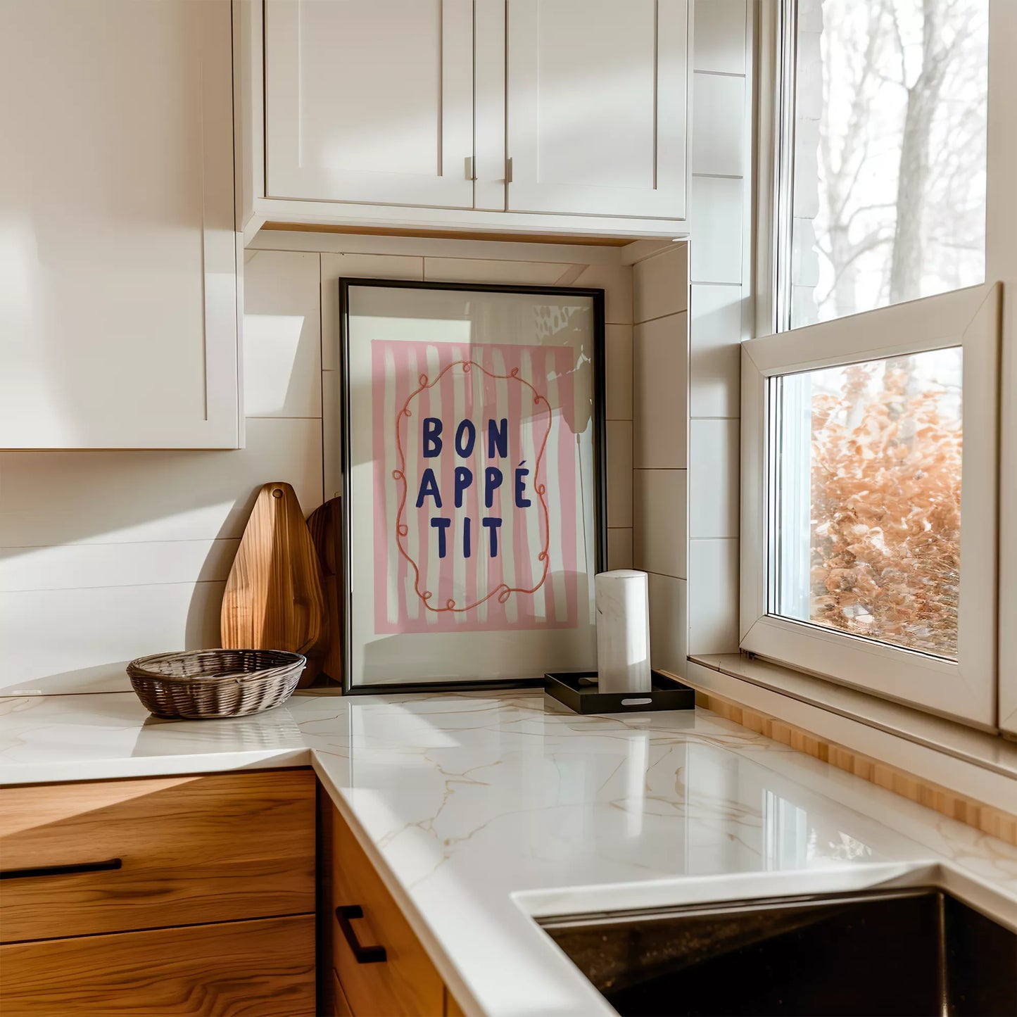 ピンクストライプ背景にネイビー文字のボナペティポスター