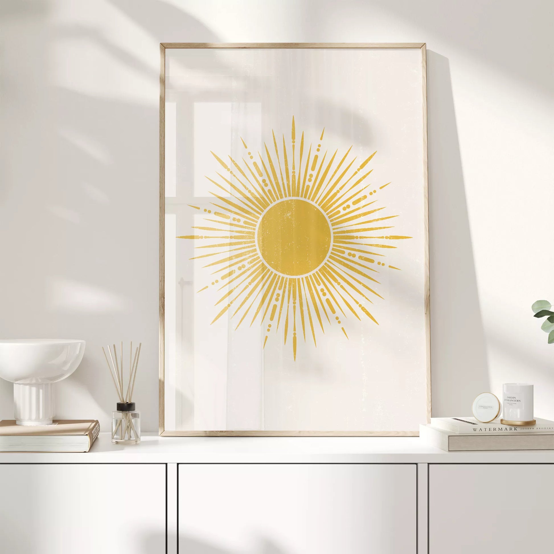 黄金の太陽が放射状に輝くミニマリストアートポスター