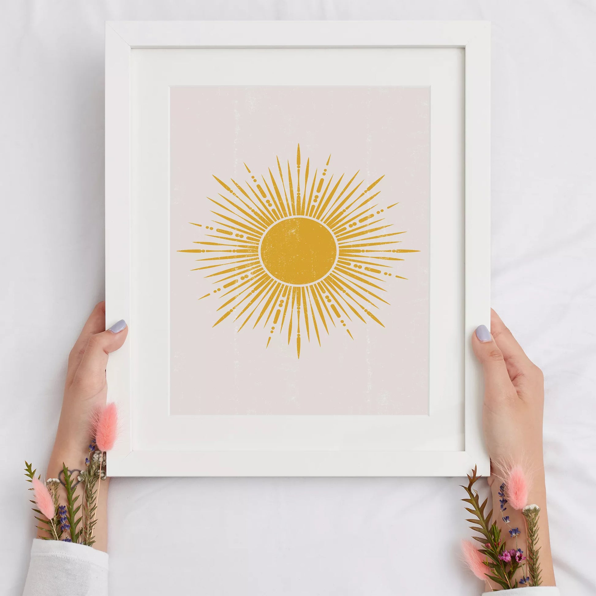 黄金の太陽が放射状に輝くミニマリストアートポスター